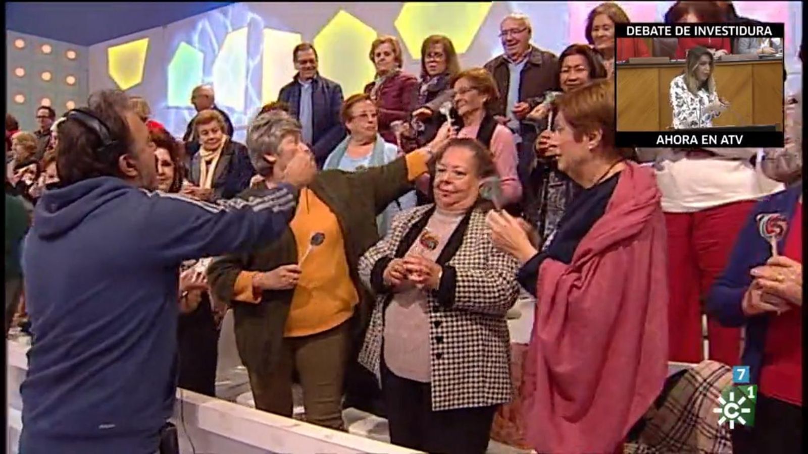 Reparto de piruletas en 'La tarde,  aquí y ahora', ayer