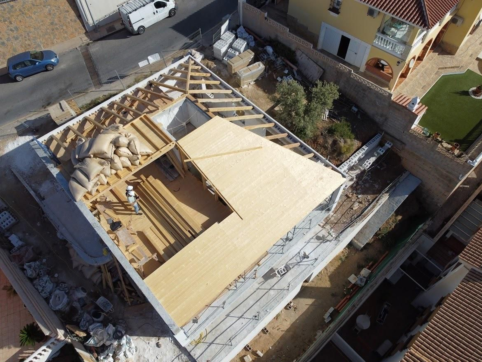 Foto área de la construcción con las vigas