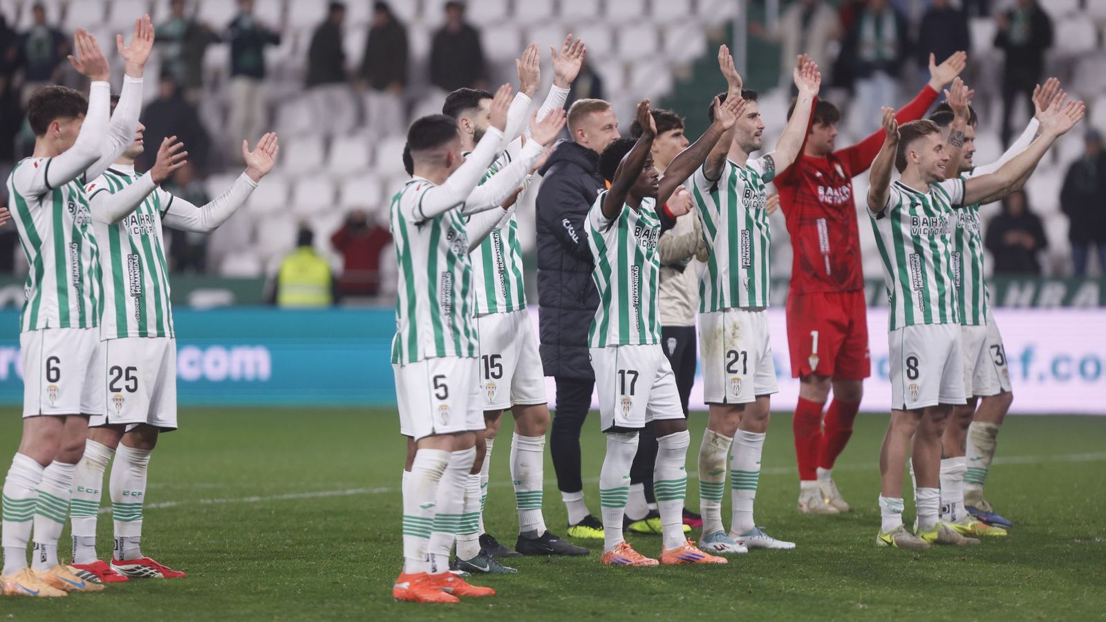 Los jugadores del Córdoba CF saludan a su afición tras la victoria ante el Valladolid.