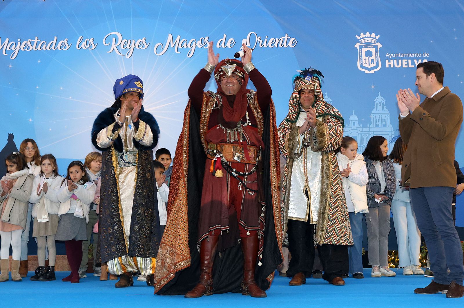 Imágenes del Heraldo Real anunciando la llegada de los Reyes Magos a Huelva