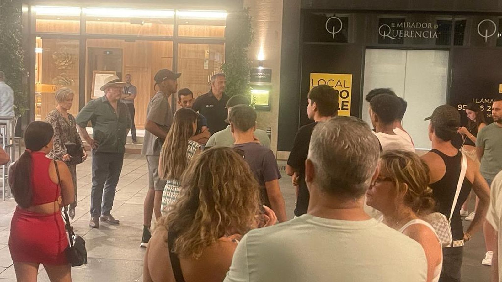 Las personas se arremolinaron alrededor del turista que retenía al ladrón