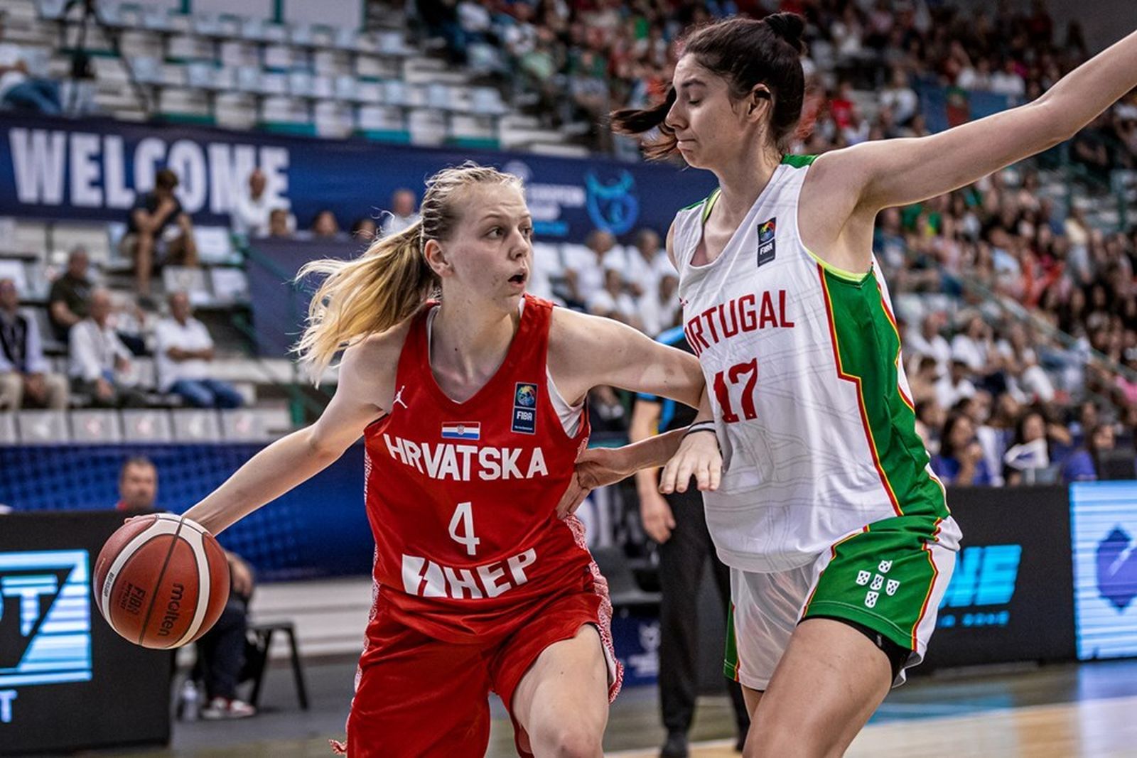 Clara Vieitas defiende una acción en el partido.