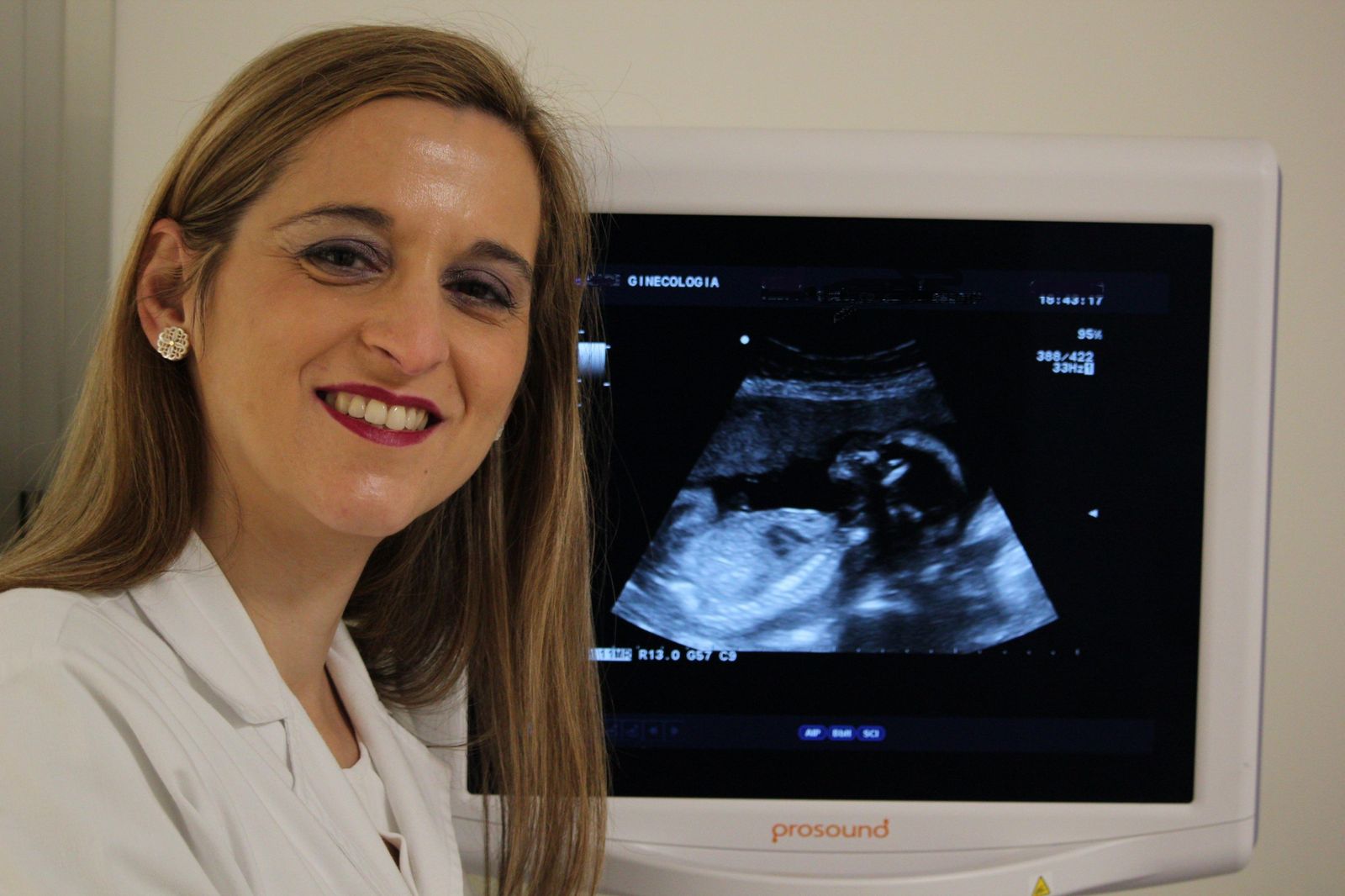 La doctora Victoria Rey Caballero con la ecografía de una paciente que ha conseguido la gestación.