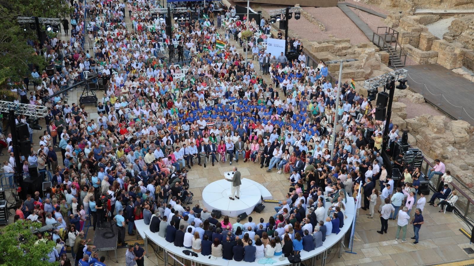 De la Torre da su discurso acompañado a 2.000 asistentes, según la organización.