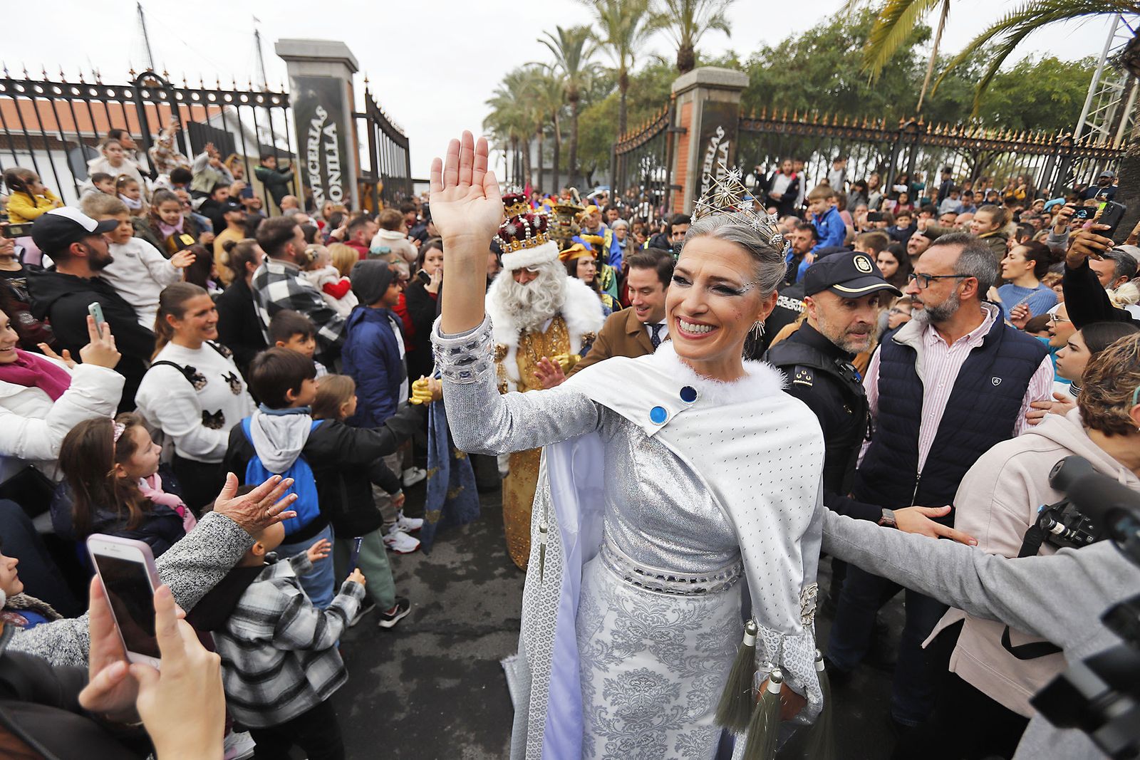 Imágenes de la mágica llegada de los Reyes Magos y la Estrella de la Ilusión a Huelva en barco