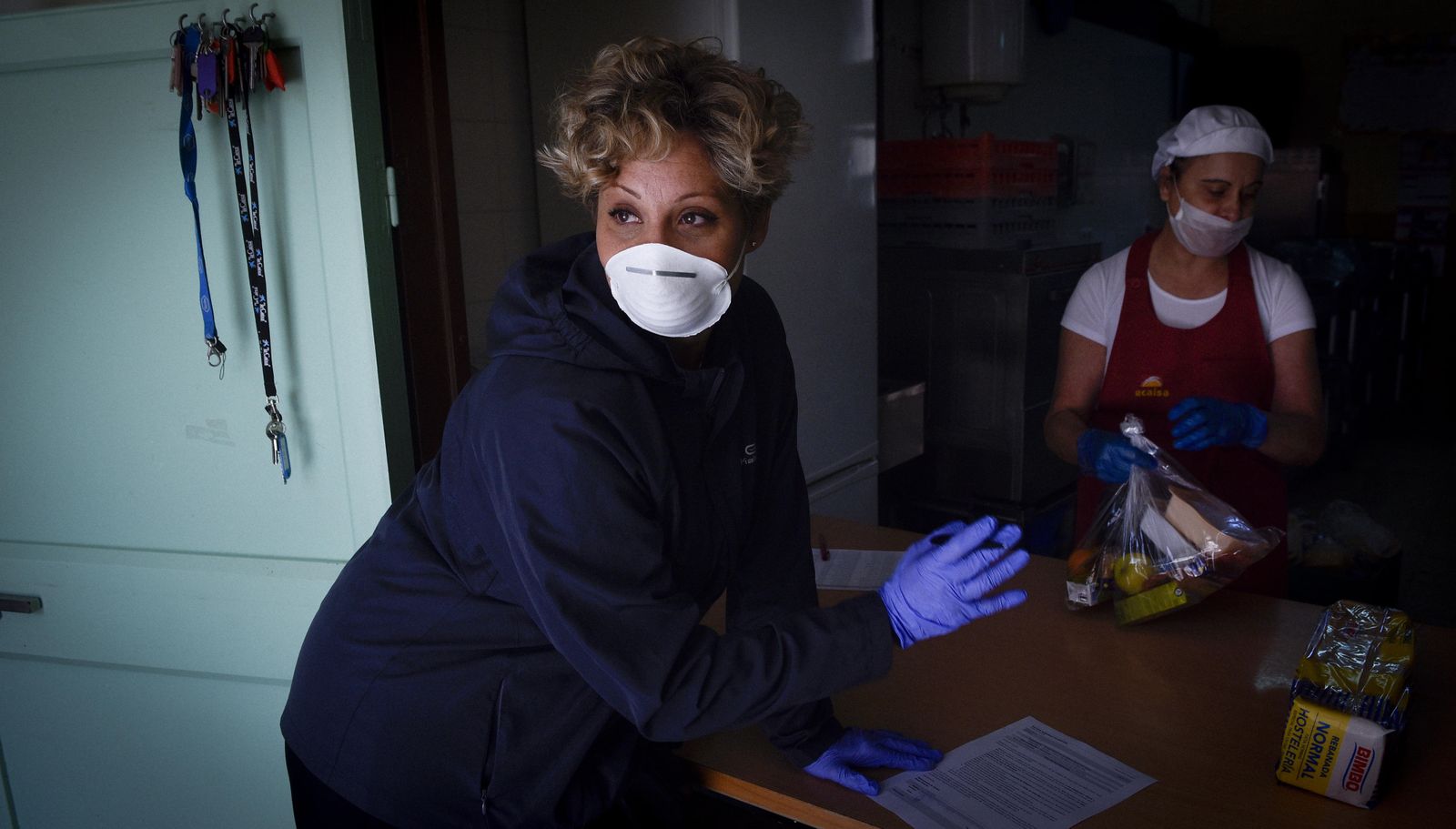 Reparto de comida en el CEIP Ortíz de Zúñiga, de la capital hispalense.