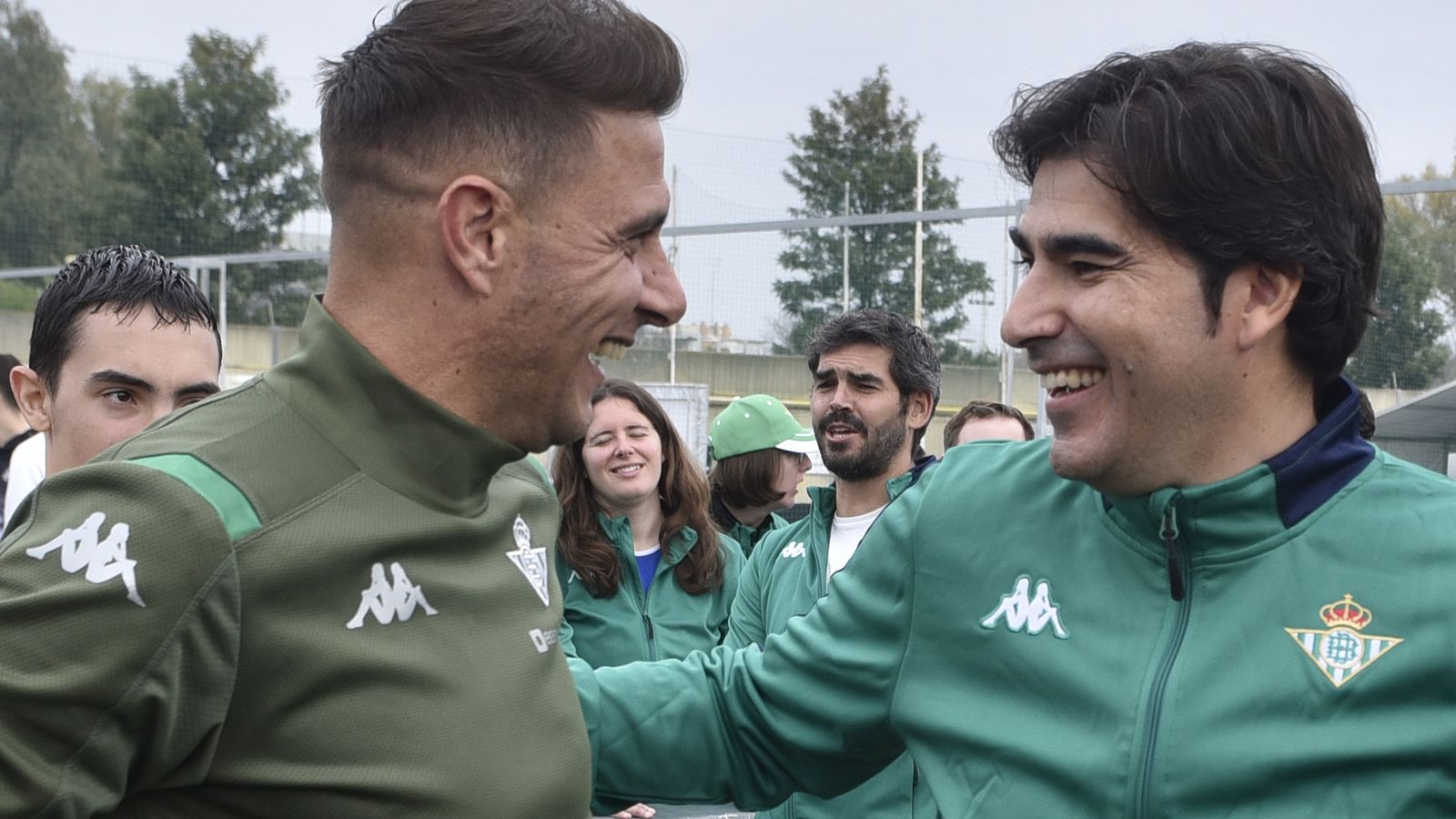 Joaquín dialoga con el presidente, Ángel Haro.