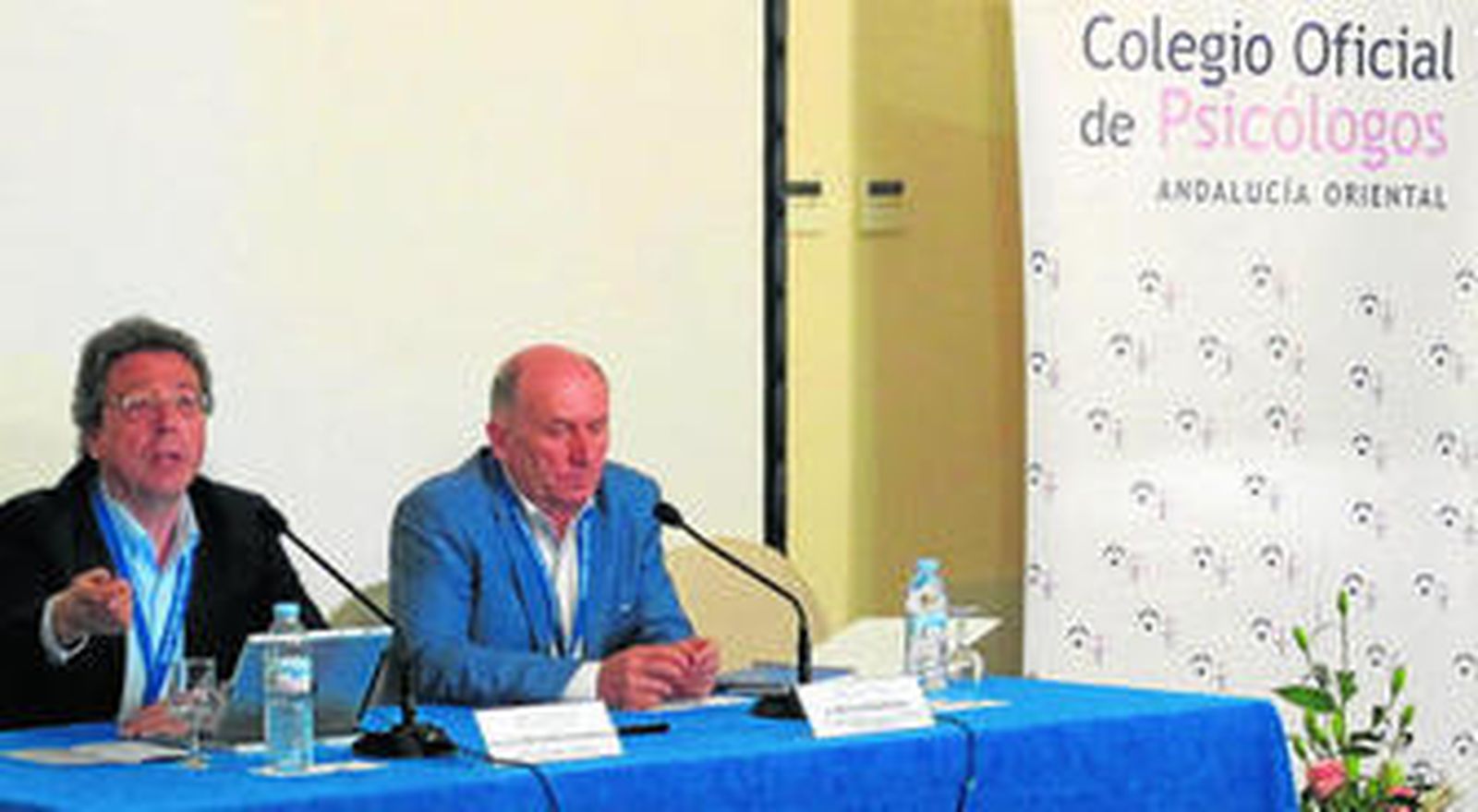 Decano del Colegio Oficial de Psicólogos de Andalucía Oriental, Manuel Mariano Vera Martínez, y Alfonso Ibáñez, Vicedecano de Almería.