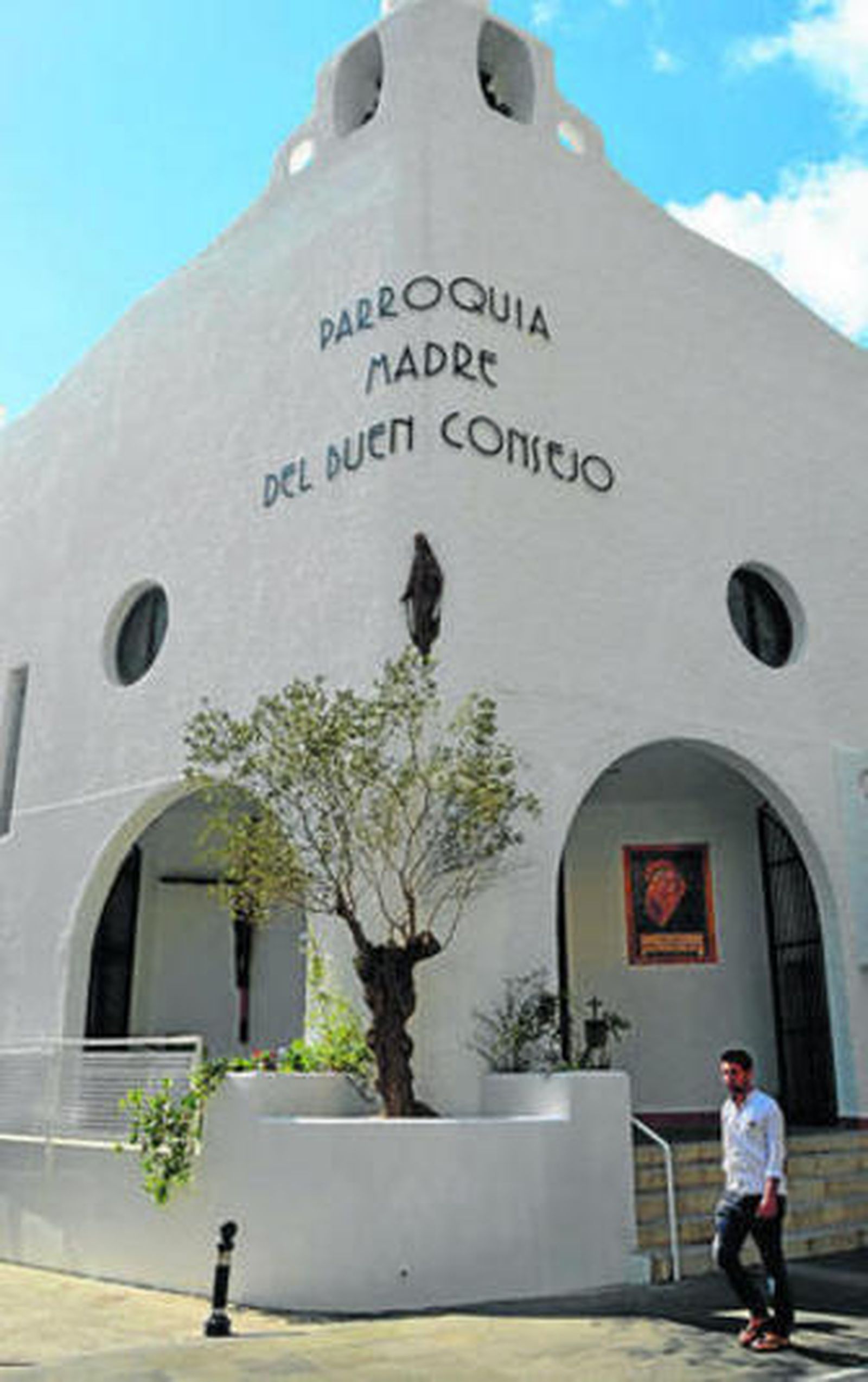 La fachada actual tras los trabajos. Al lado, el aspecto que presentaba.