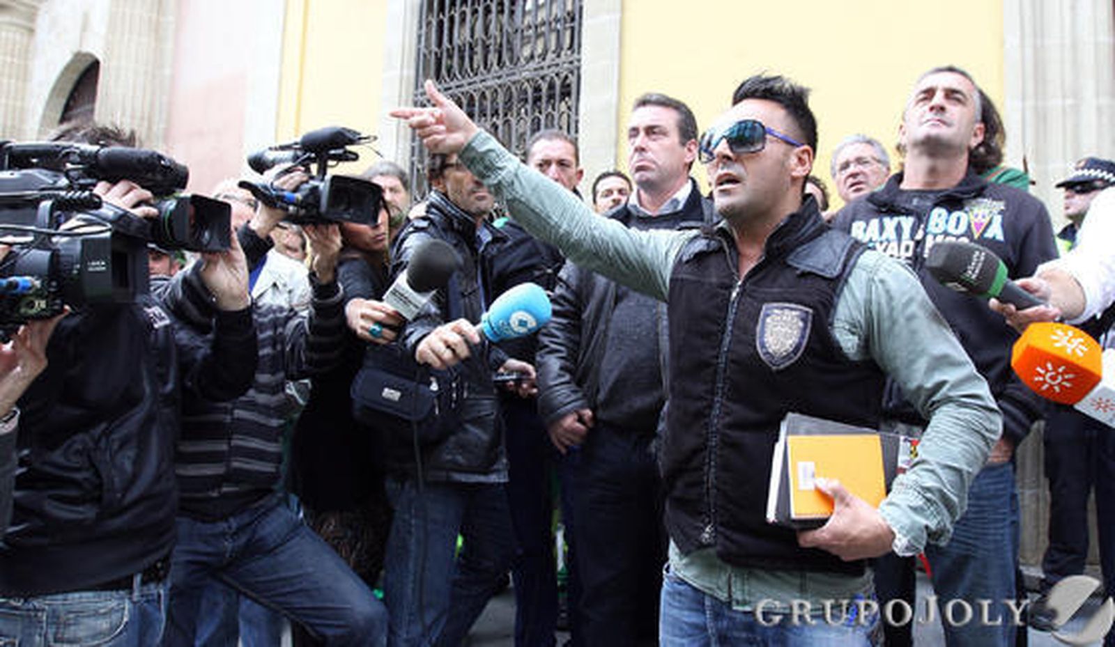 Los trabajadores de la concesionaria de limpieza pública esparcieron bolsas de basura frente a las puertas del Ayuntamiento durante una concentración

Foto: Miguel Angel Gonzalez