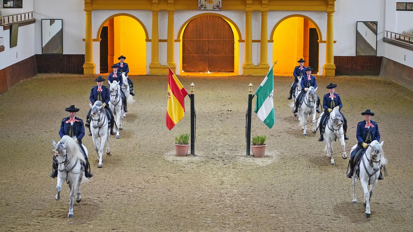 Jinetes de la Real Escuela, durante un espectáculo. Jinetes de la Real Escuela, durante un espectáculo.