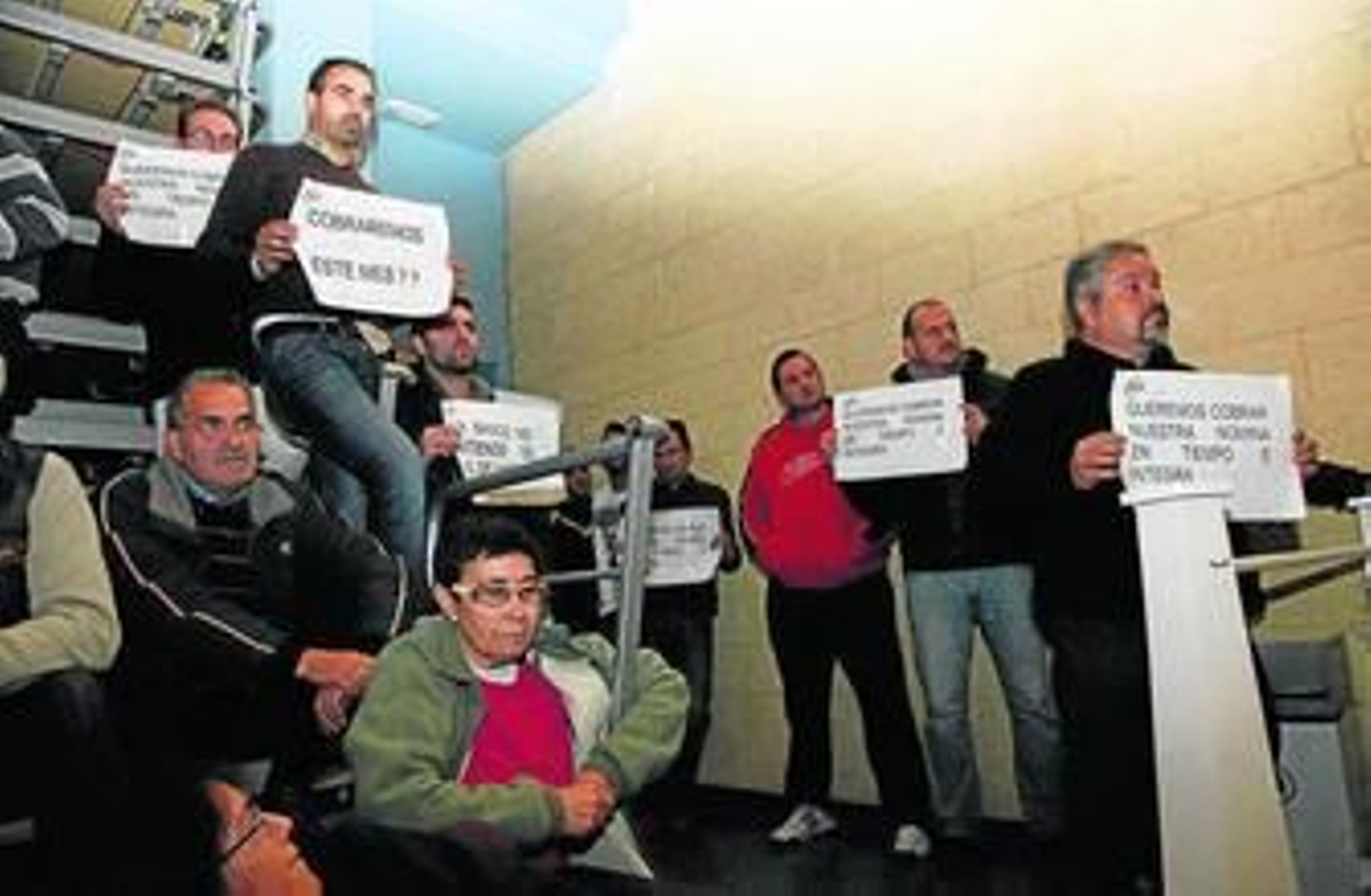 Imagen de archivo de una protesta de trabajadores del Ayuntamiento de Isla Cristina reclamando su salario.