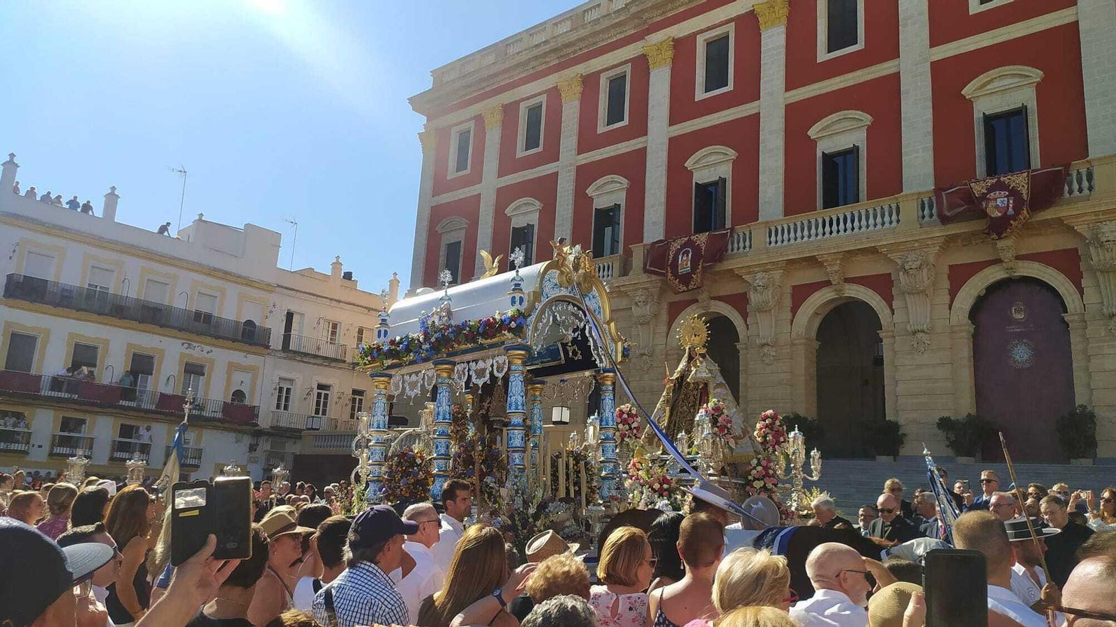 El Simpecado de la hermandad del Rocío de San Fernando, en la Magna Mariana.