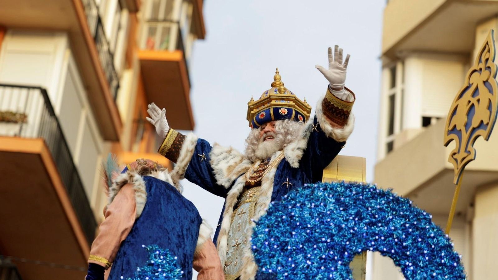 El Rey Melchor saluda al público durante la Cabalgata de Reyes Magos en Cádiz.