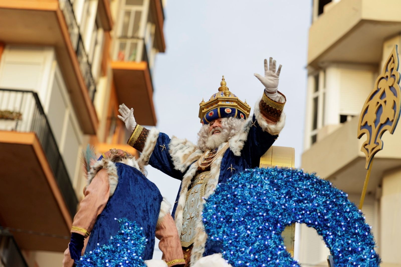 El Rey Melchor saluda al público durante la Cabalgata de Reyes Magos en Cádiz.