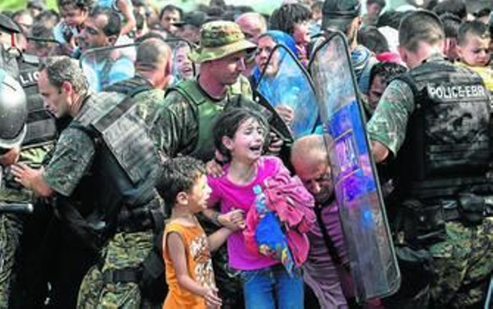 Dos niños lloran durante un enfrentamiento entre inmigrantes y policías ayer en la frontera con Grecia en la localidad macedonia de Gevgelija.