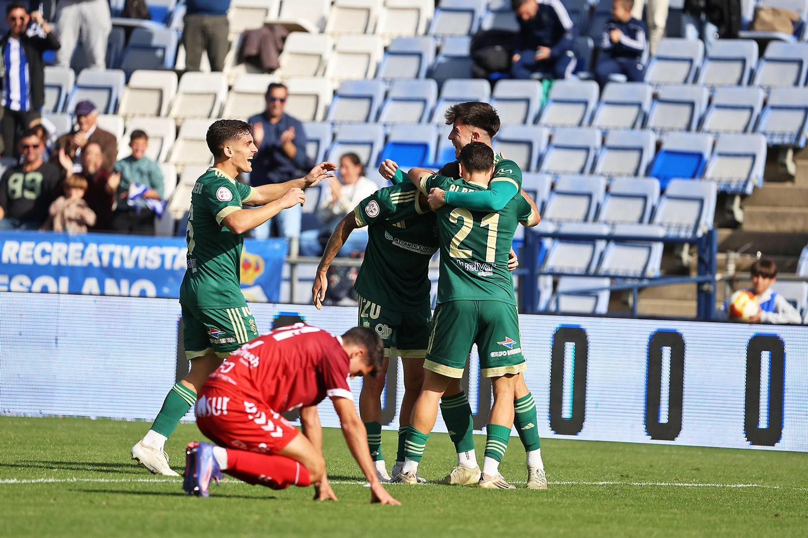 Los jugadores del Recre celebran uno de los goles de Mario da Costa.