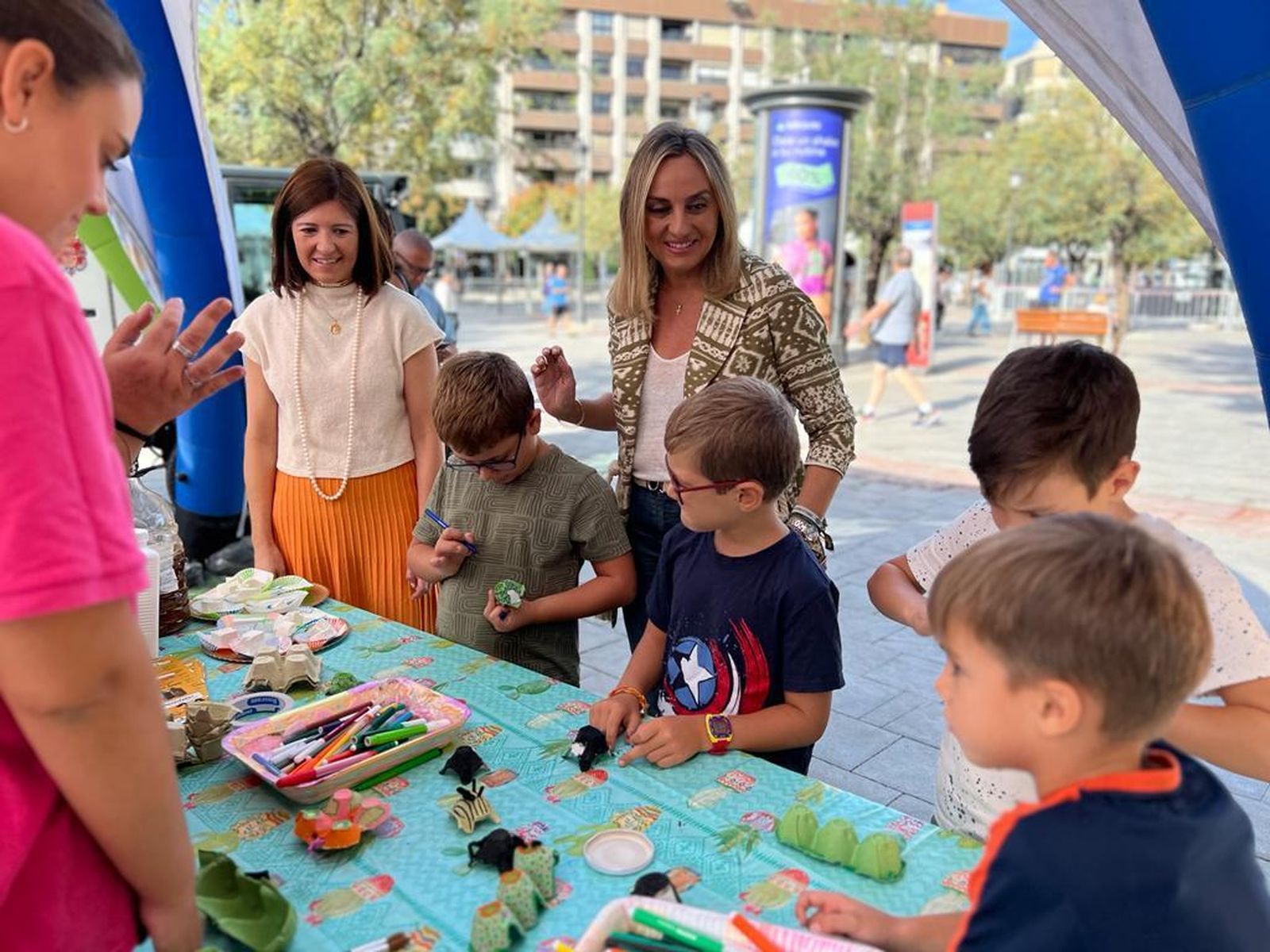 La alcaldesa de Granada y la concejal de Limpieza, en la carpa de Inagra.