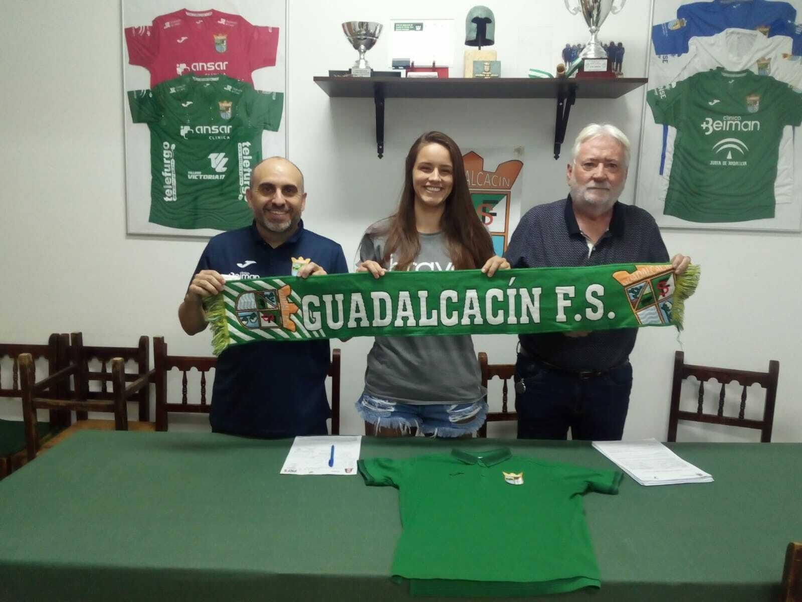 Tainara, entre Luis Delgado, presidente, y Nito González, segundo entrenador y entrenador de porteras.
