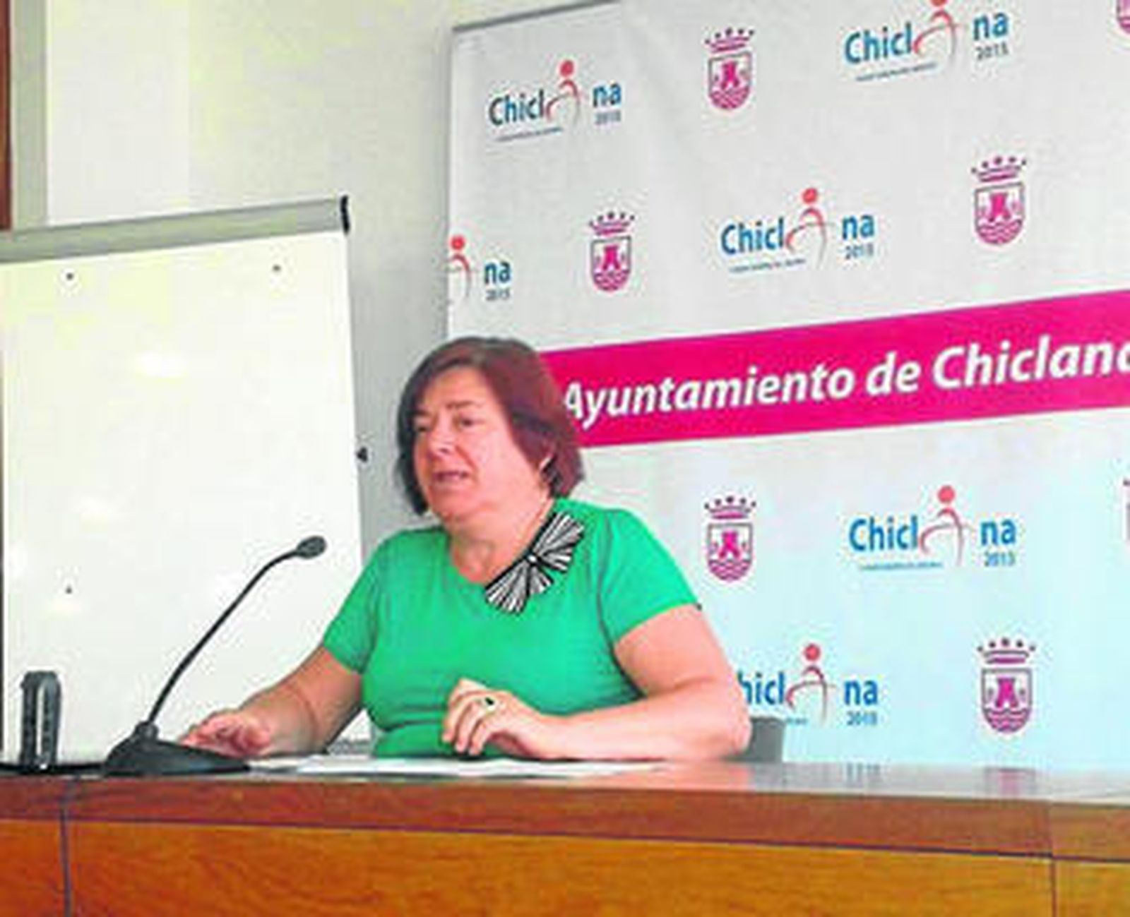 Cándida Verdier, portavoz del gobierno local, ayer durante su comparecencia ante los medios en el Consistorio.