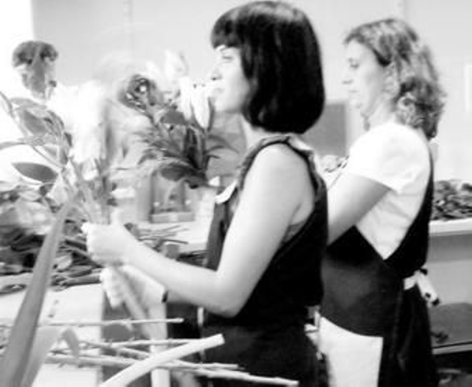 Eli y Mari Carmen preparan ramos de flores con cariño.