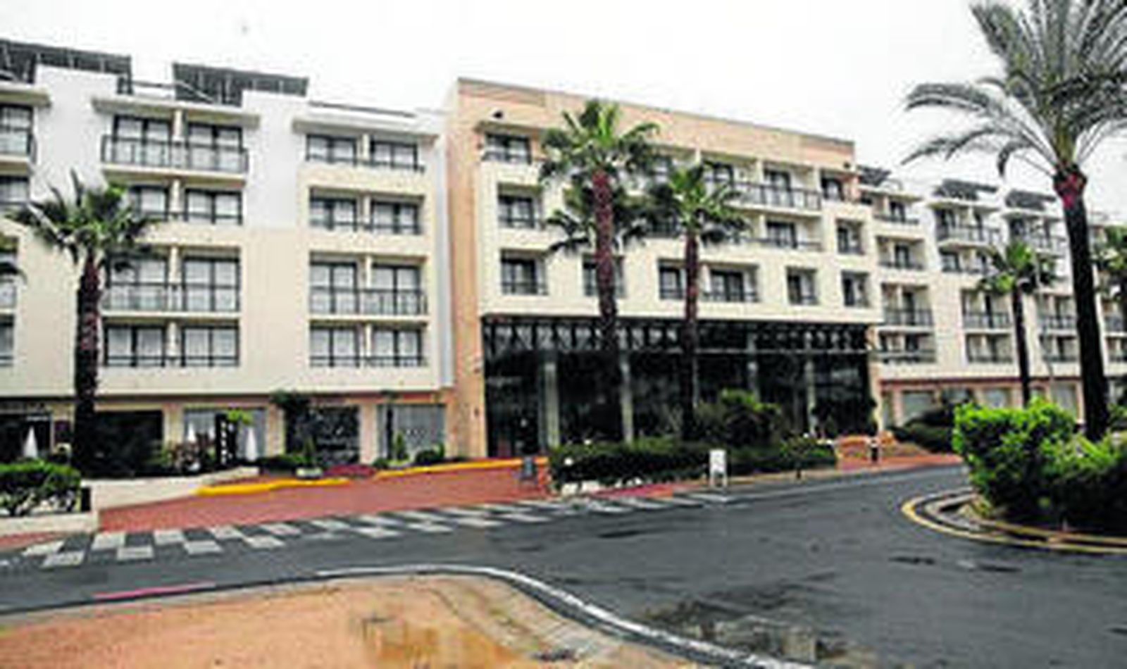 Fachada del antiguo hotel Oasis de Islantilla.