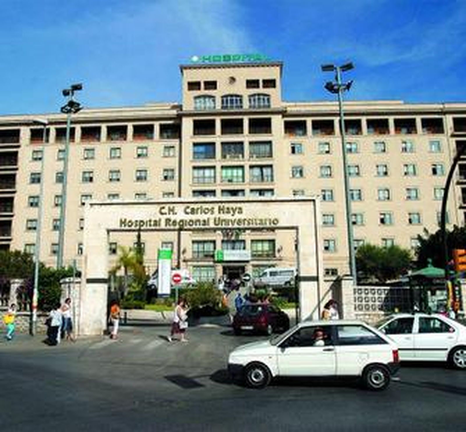 Fachada principal del Hospital Carlos Haya de Málaga.