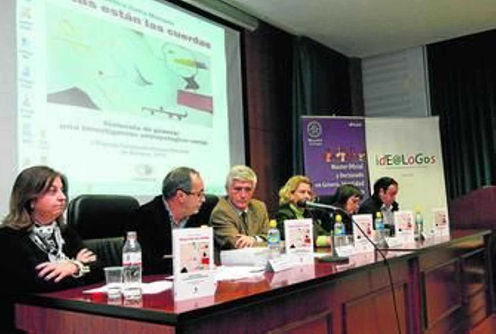 Acto de presentación del libro de la escritora Evelina Zurita, ayer en la Onubense.