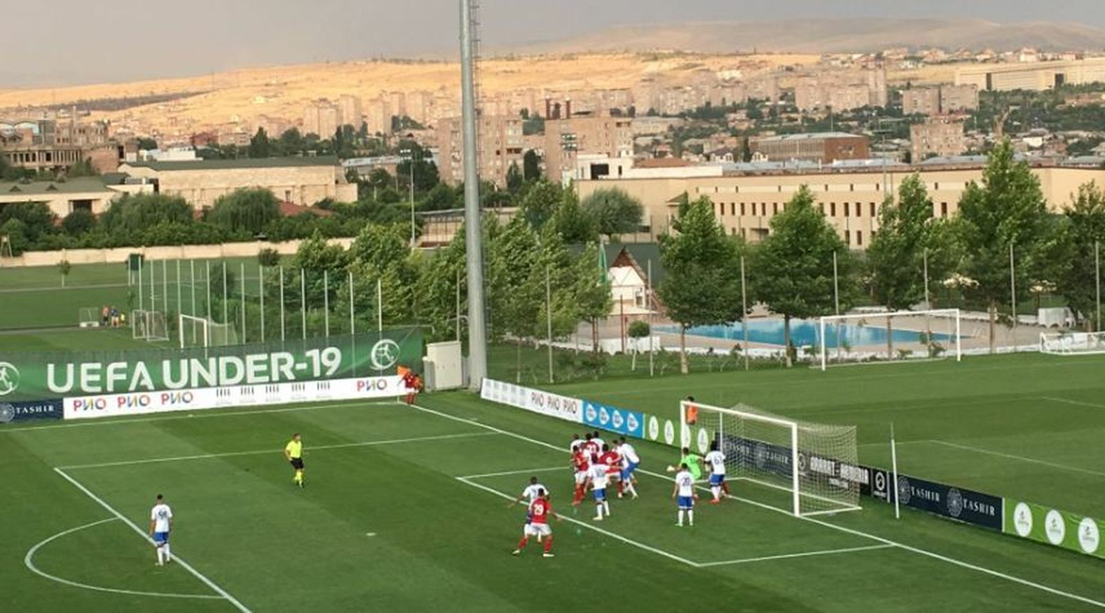 El Lincoln y el Ararat, en el campo Academia de Yerevan.