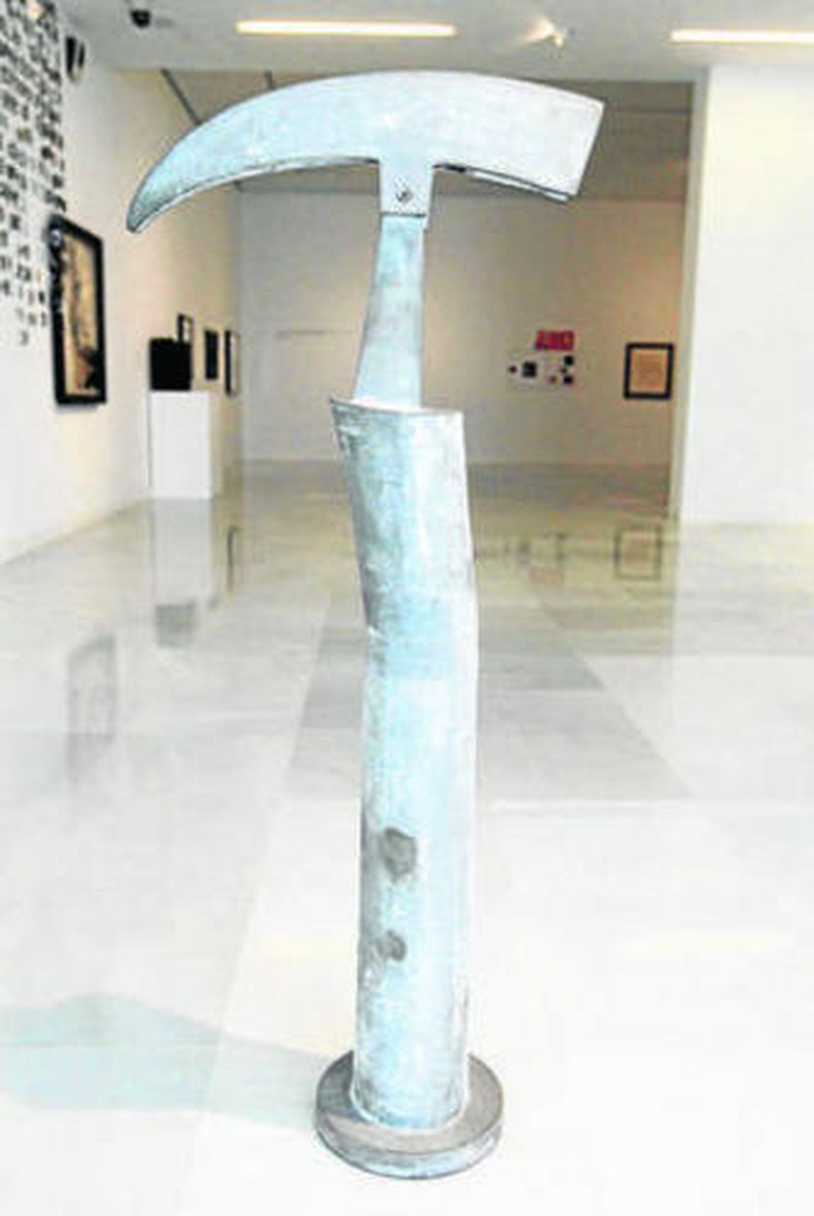 Hito. La presentación de la muestra, que cuenta con más de 60 piezas, corrió a cargo de Luis González, vicepresidente de CajaGranada y Mónica de Linos Escofet, directora de la Fundación ICO.