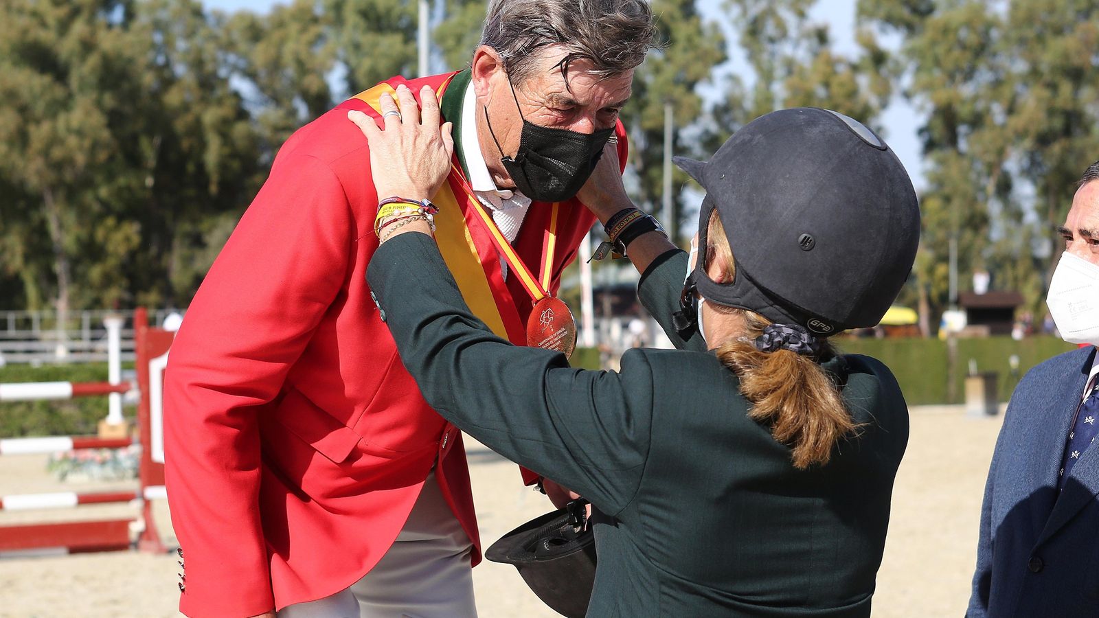 Alejandro Alvarez-Contreras recibe la medalla oro de la infanta doña Elena.