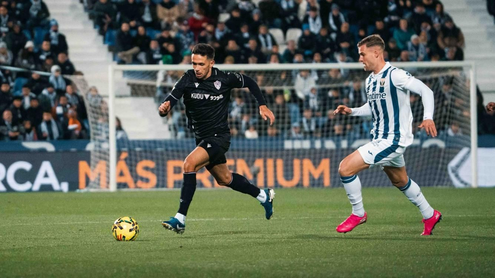 Nelson Monte supera la primera línea de presión de Diego García. Nelson Monte supera la primera línea de presión de Diego García.