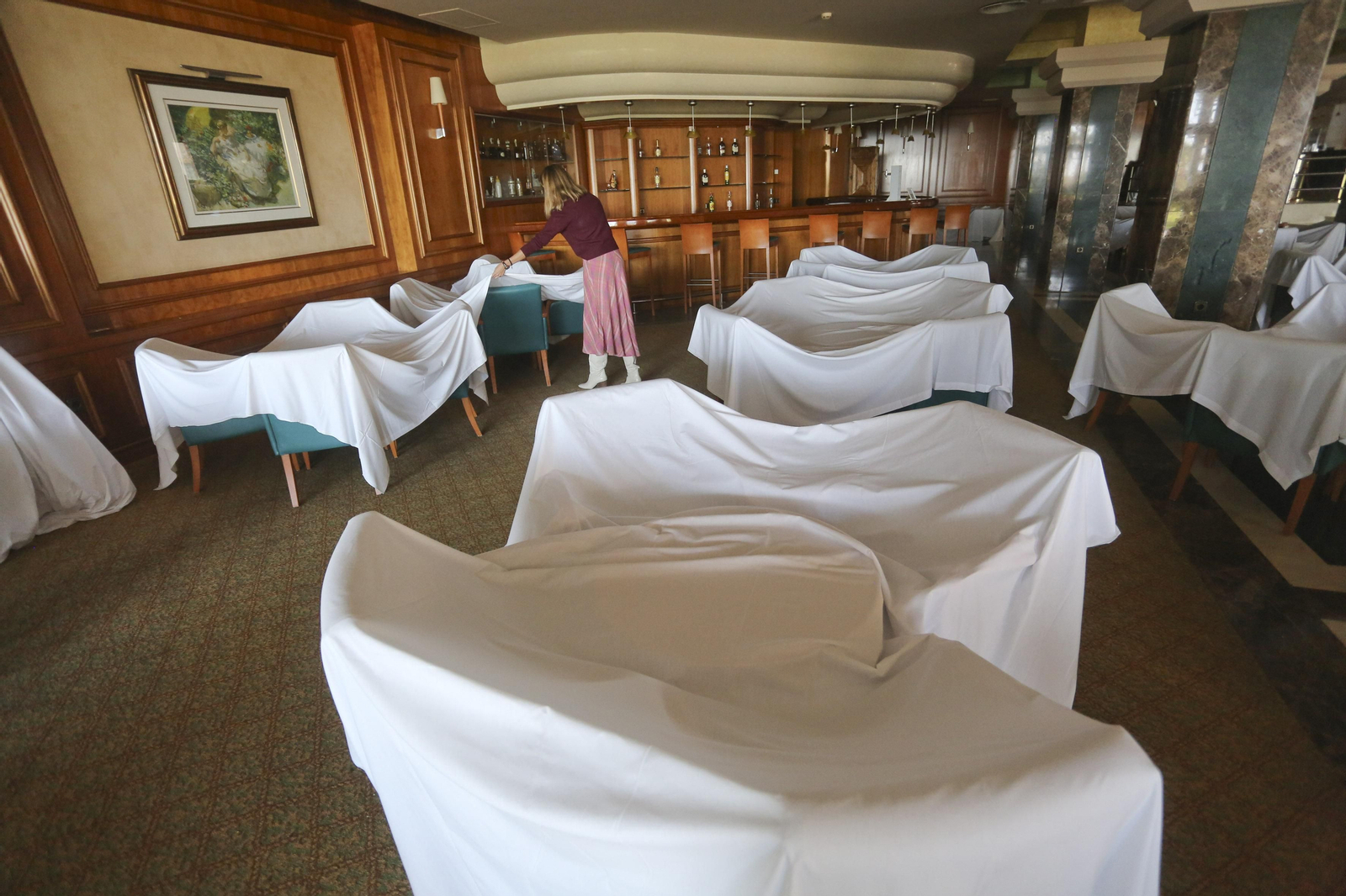 Sábanas blancas visten el hotel Amaragua de Torremolinos, cerrado por el coronavirus, en fotos