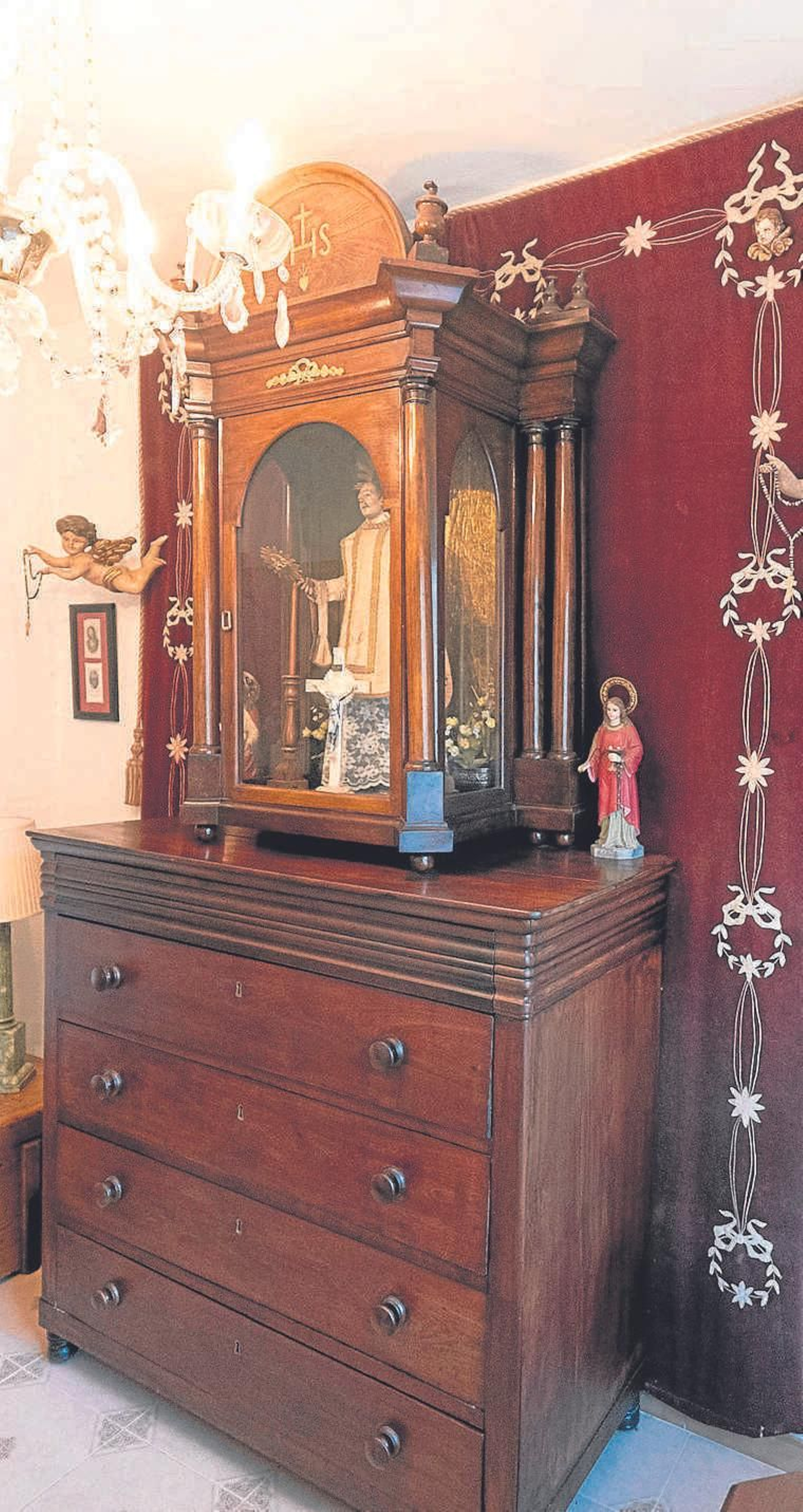 Detalle. Talla de San Ignacio del siglo XIX, dentro de una capillita isabelina, todo apoyado sobre una cómoda del mismo periodo.