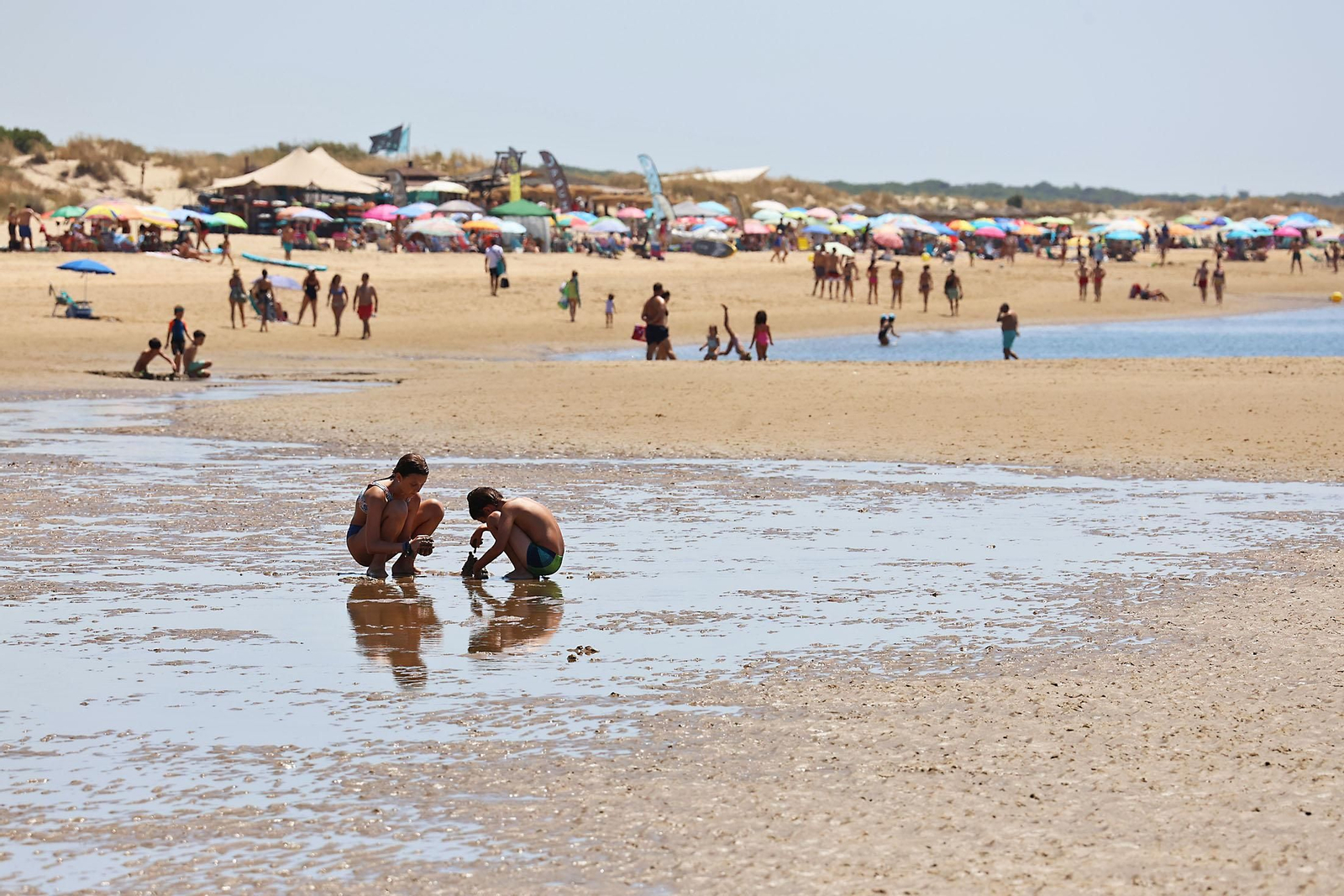 Ambiente en las playas de Huelva en la mañana de domingo