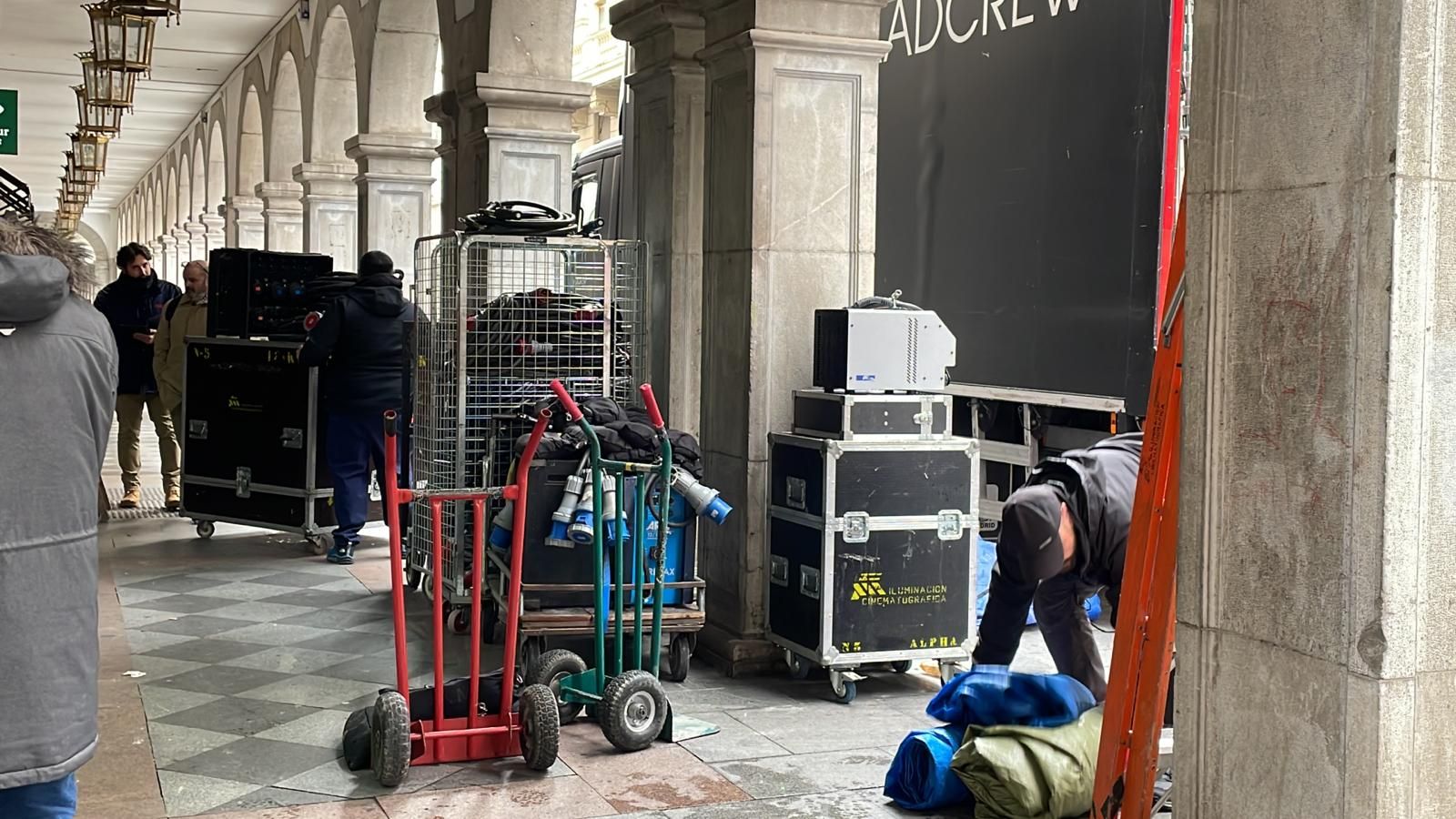 Equipo trabajando en el anuncio de Cervezas Alhambra
