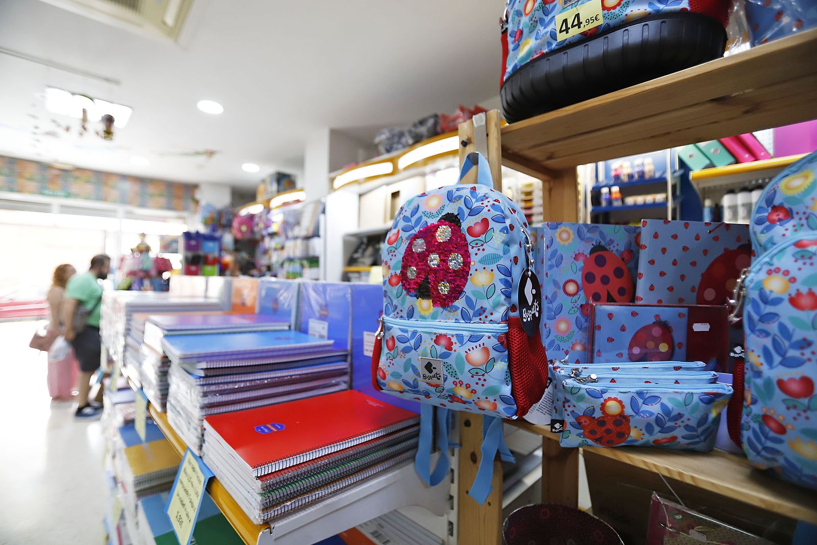 Imágenes de los preparativos del material escolar de la vuelta al cole en Huelva