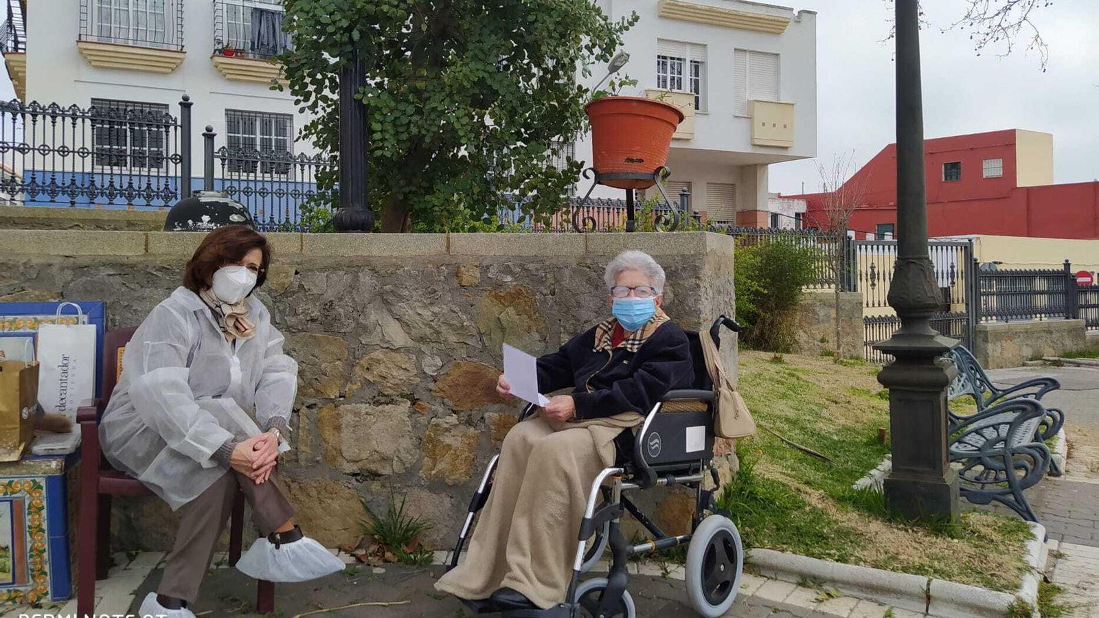 Marisa y su hija, reunidas en el exterior de la residencia San Ramón al reanudarse las visitas.