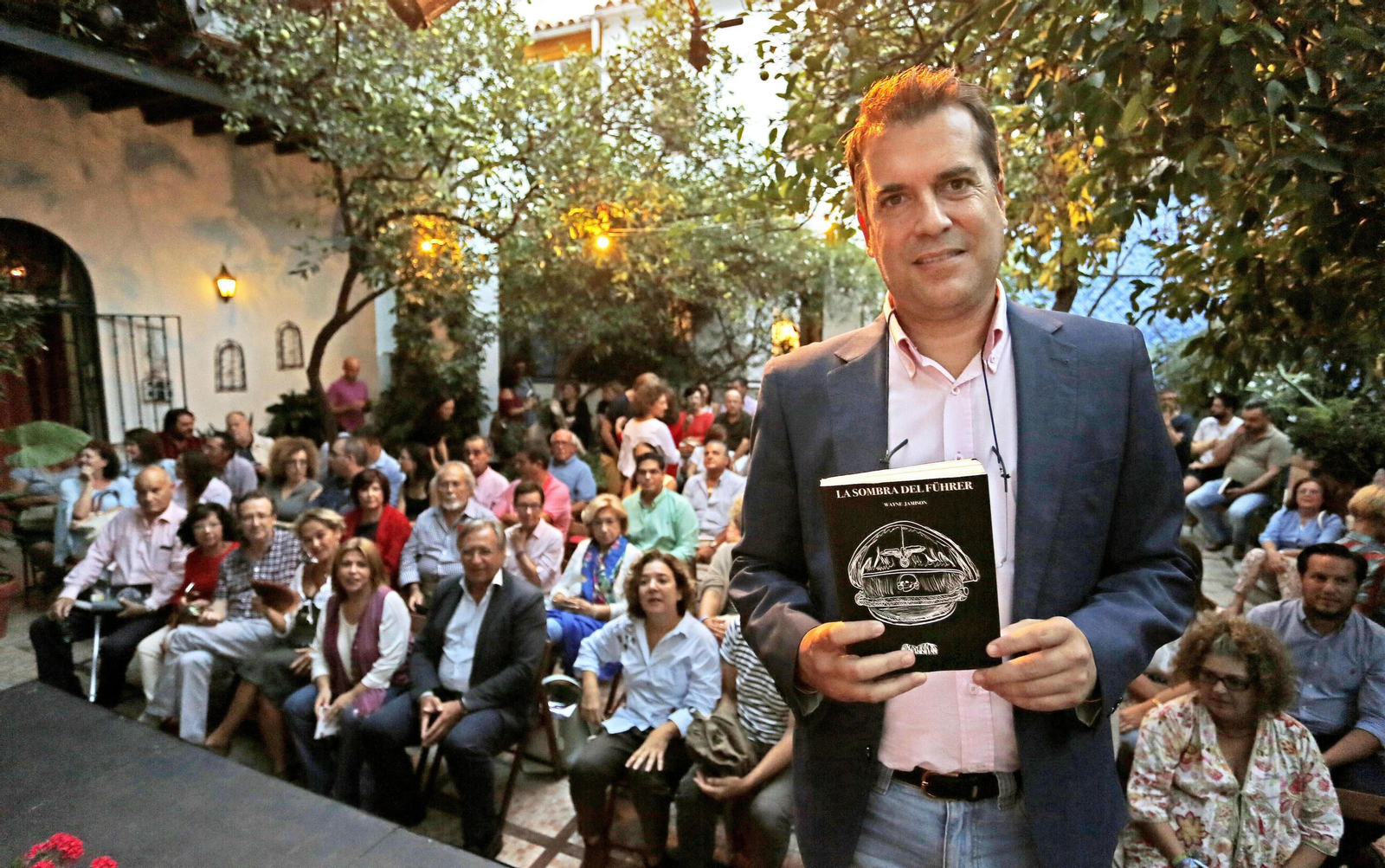 El escritor Wayne Jamison, con su anterior libro.