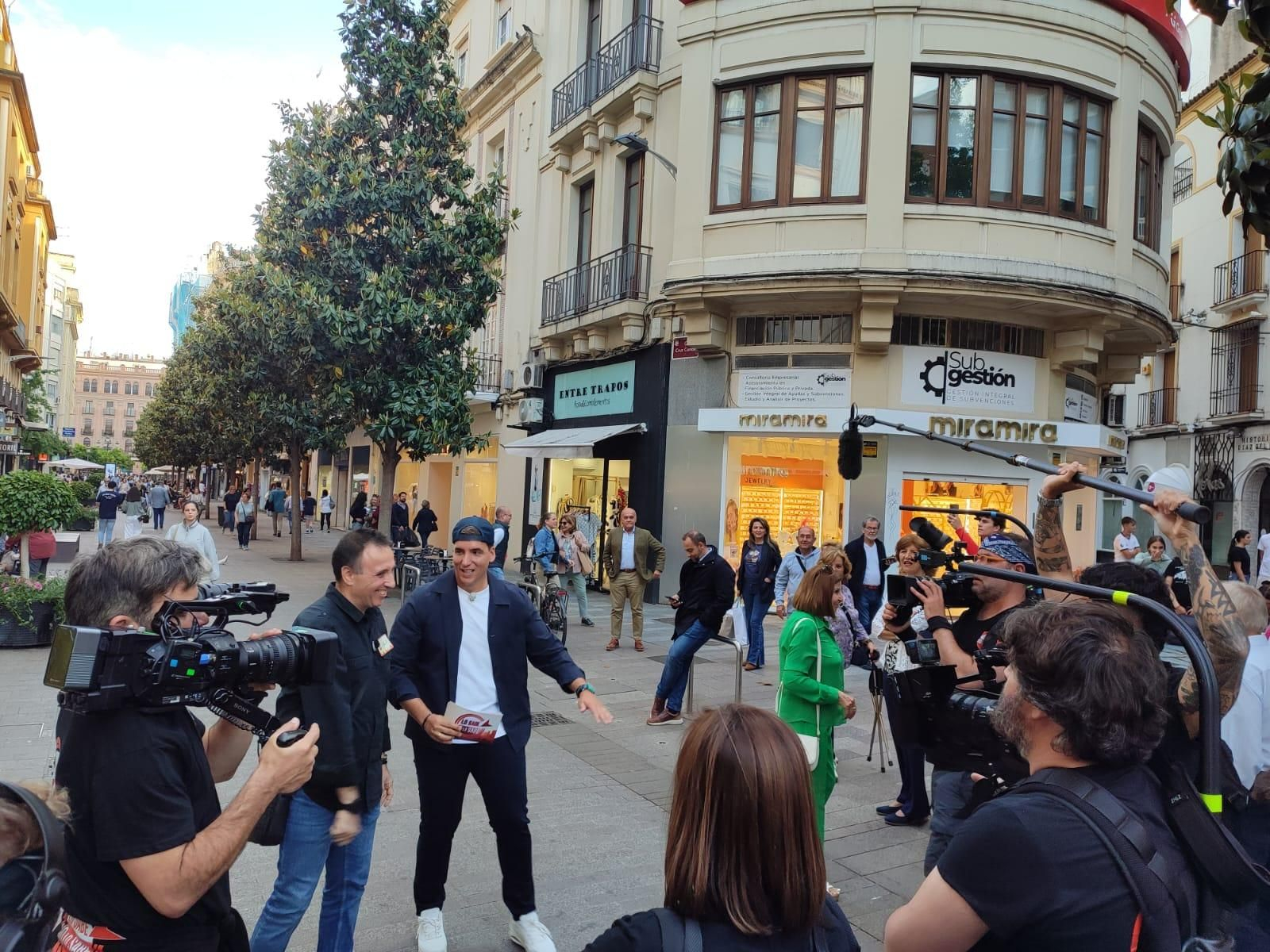 Xuso Jones en la calle Cruz Conde con un concursante.
