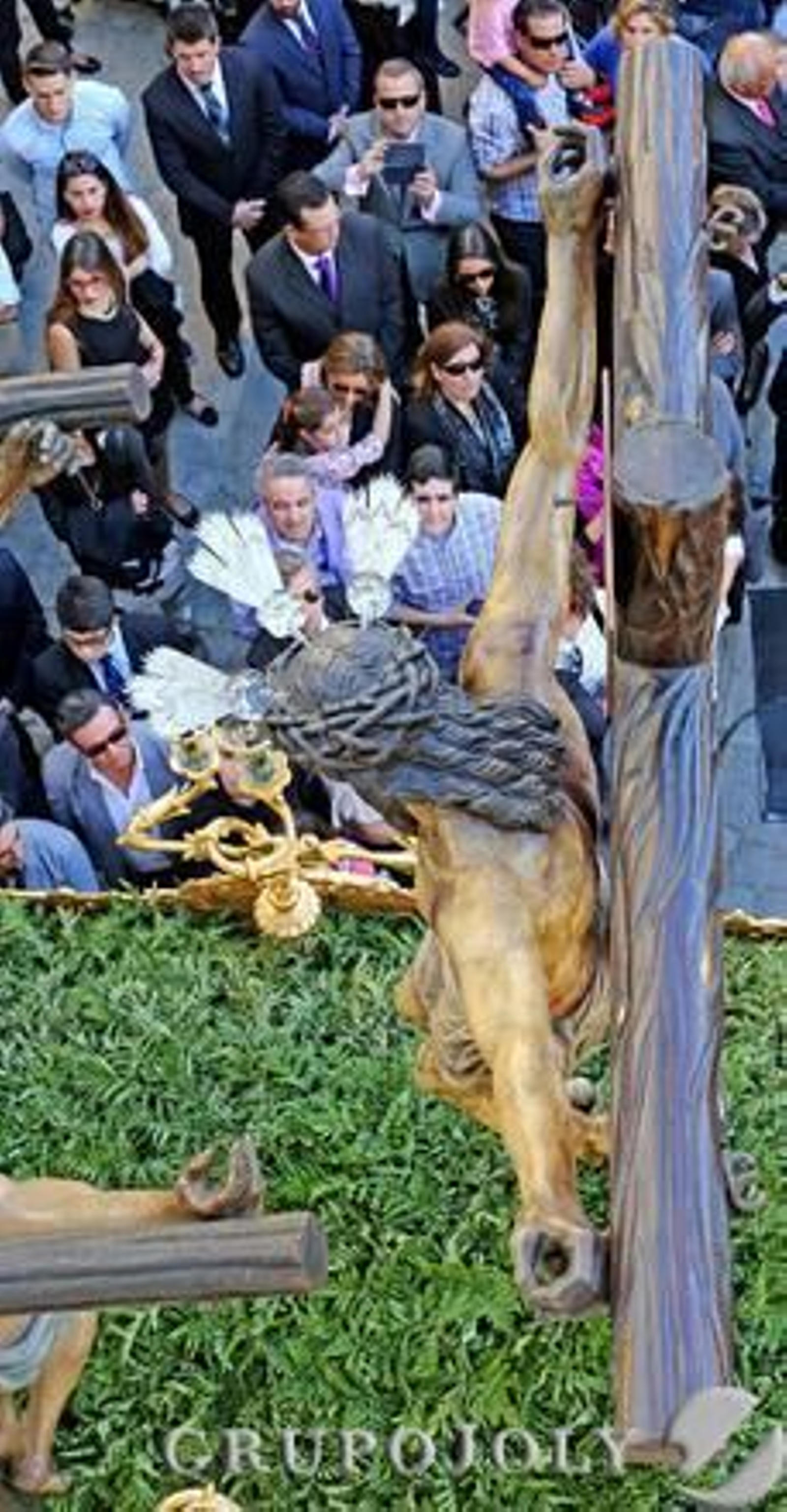 Plano cenital del paso del Santísimo Cristo de la Esperanza, observado por el gentío en la plaza Melgarejo.

Foto: Pascual