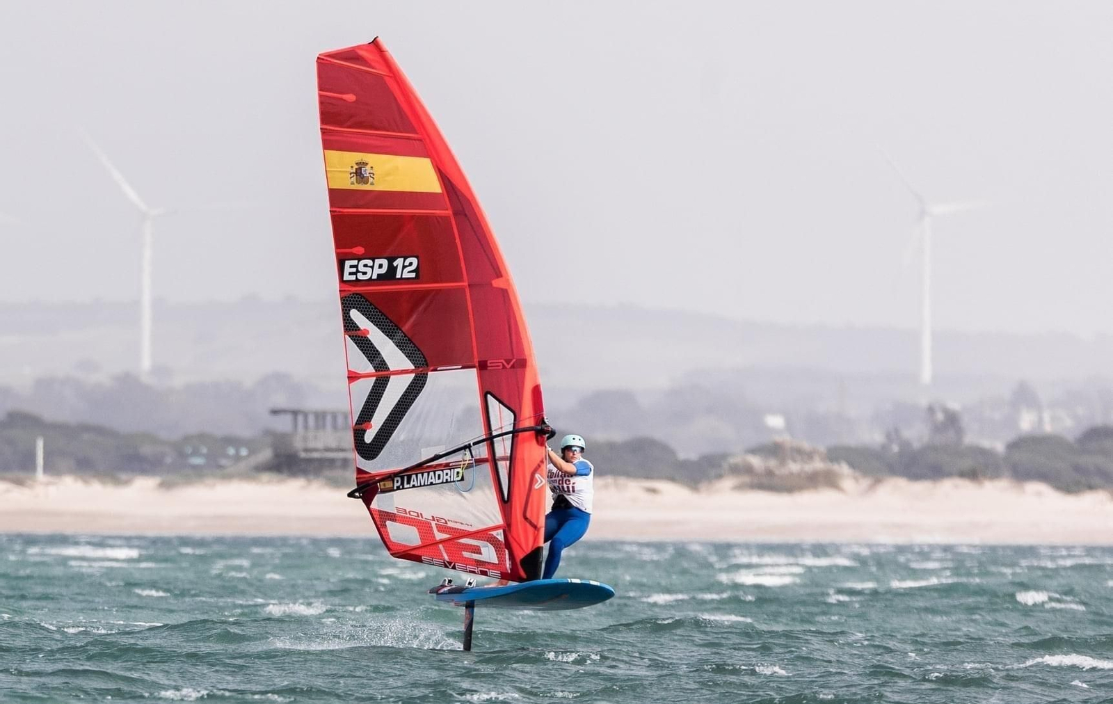 Pilar Lamadrid, con el mar movido por el levante, durante la Semana Olímpica Andaluza.