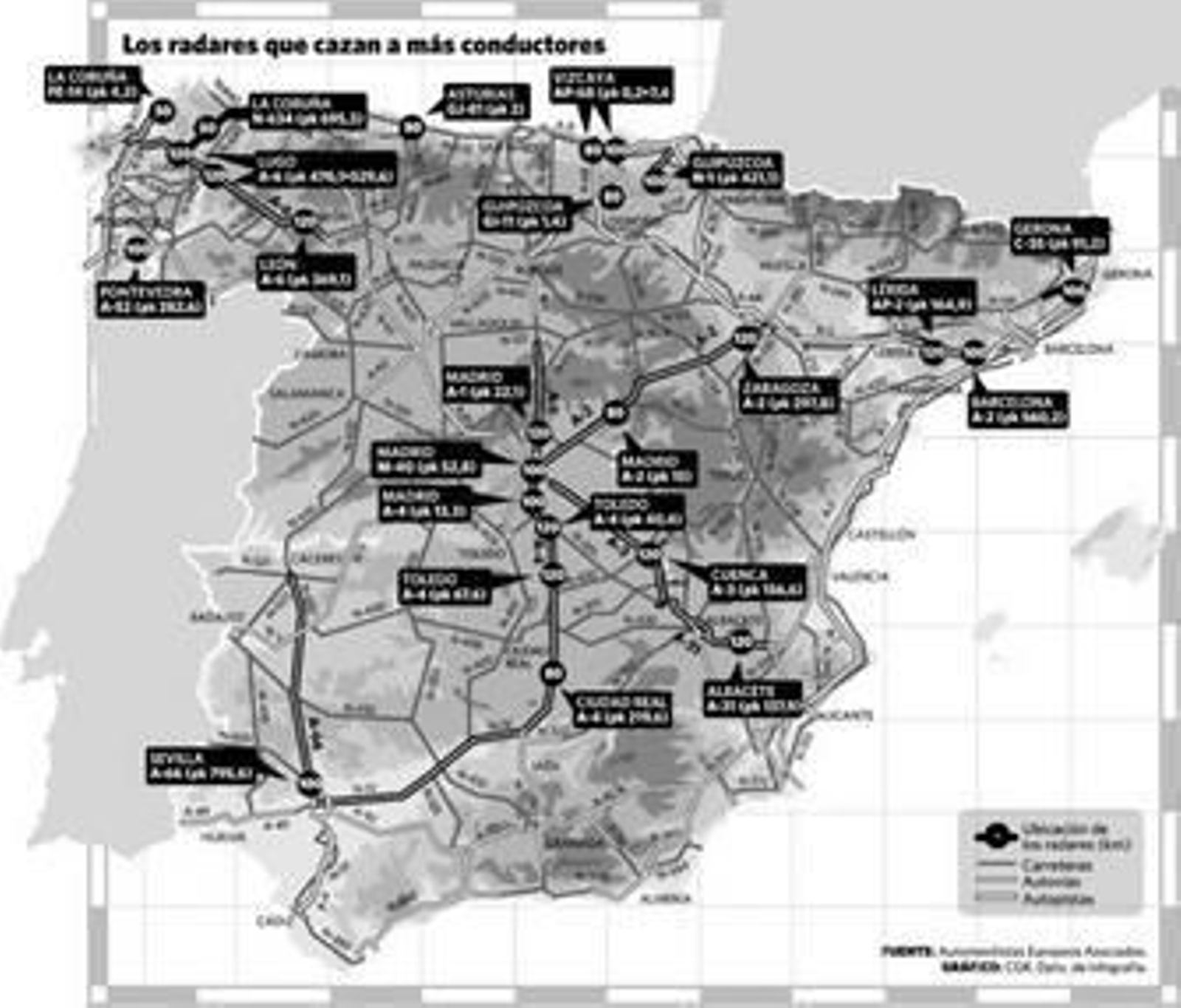 Un tren circula junto al puente del Centenario.