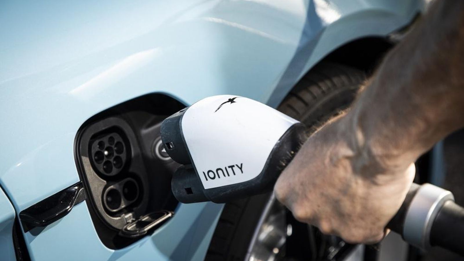 Algunas de las actualizaciones afectan a los procesos de carga en tanto que exigen menor intervención del conductor o, incluso, puede regularse la potencia que recibe la batería, para incrementar su vida útil.