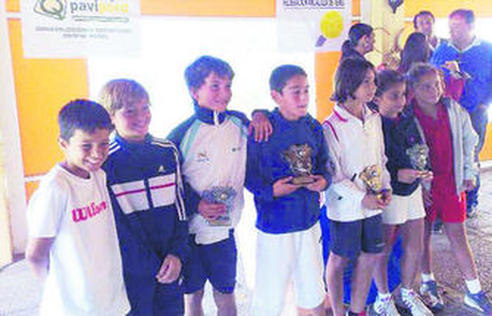 Los jugadores que accedieron a las semifinales del torneo posan con sus trofeos en el Club La Salina.