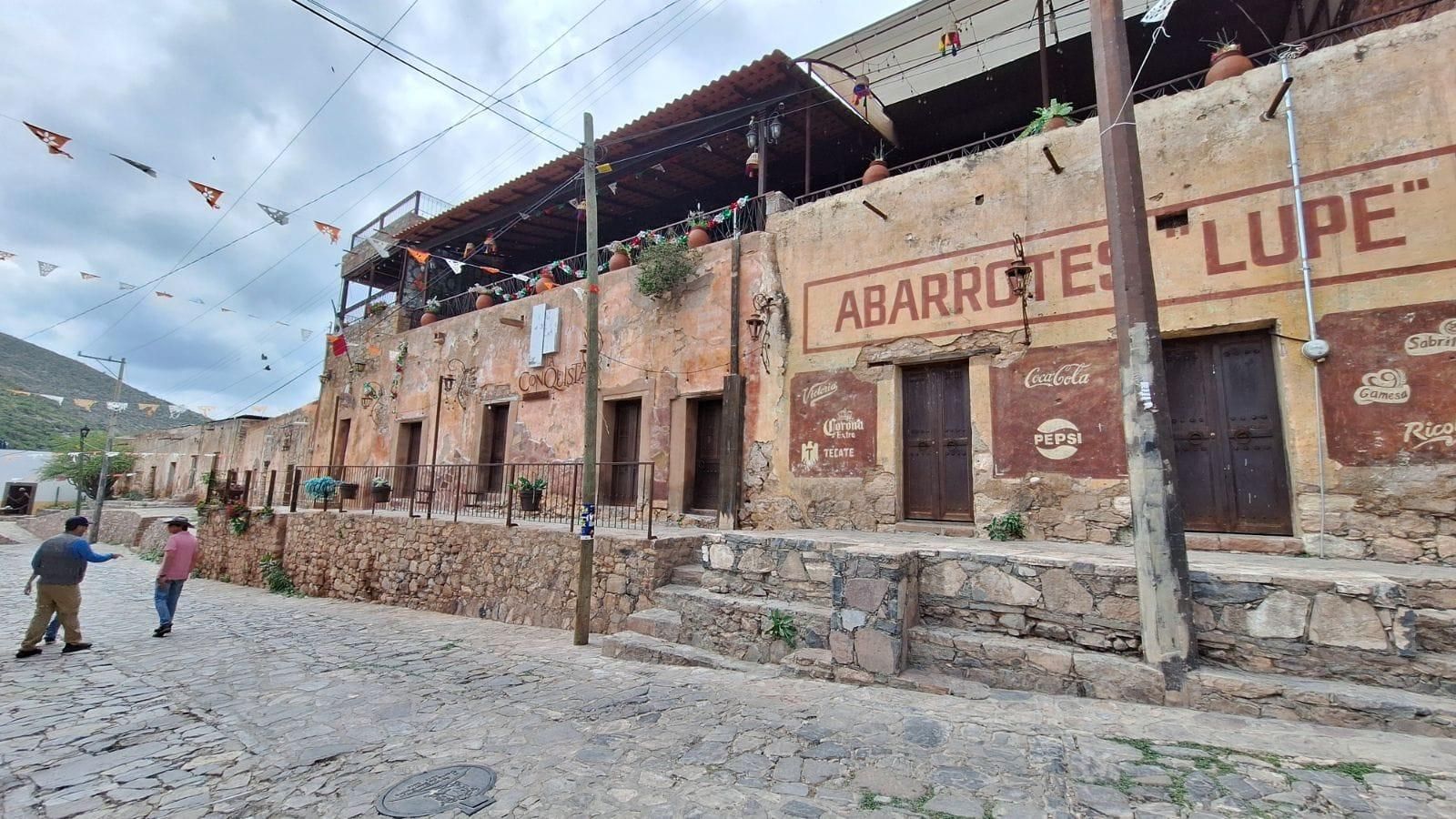 Muchos pueblos, como Cerro de San Pedro, conservan su mejor esencia. Muchos pueblos, como Cerro de San Pedro, conservan su mejor esencia.