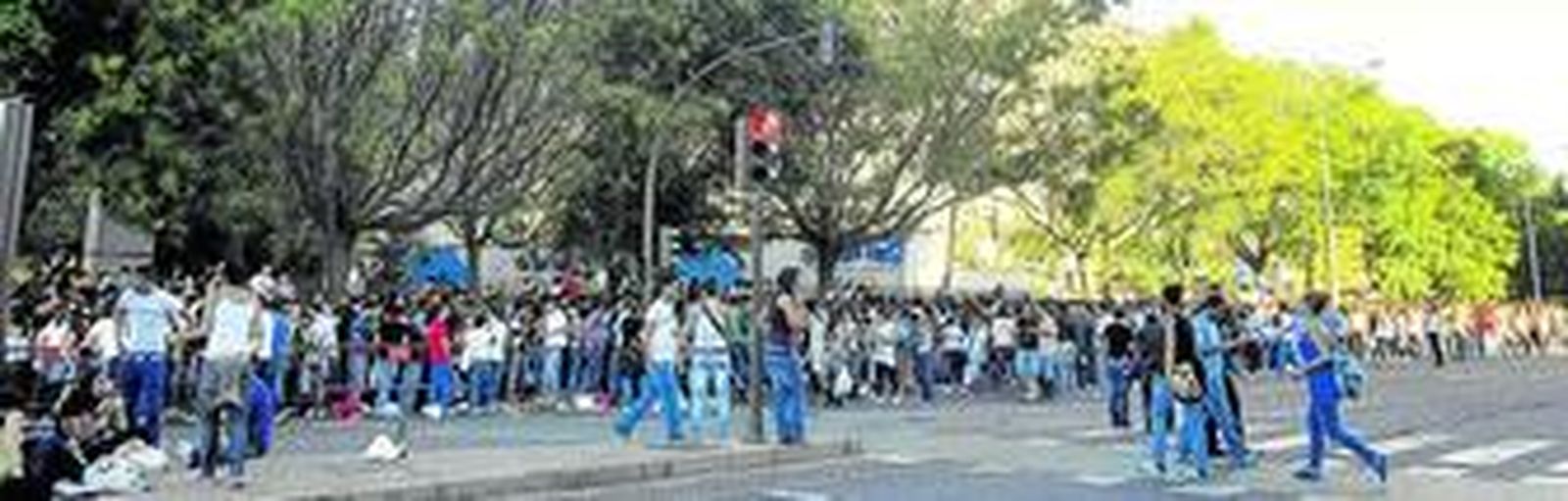 Cientos de jóvenes hacen cola el sábado para el concierto de El Canto del Loco. En el suelo se aprecian numerosas bolsas con botellas y bebidas.