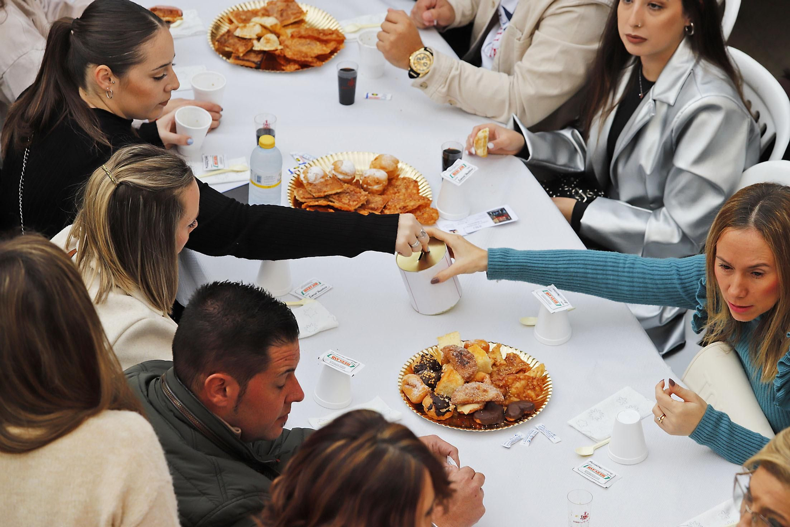 Imágenes de la zambomba en la Hermandad de Emigrantes