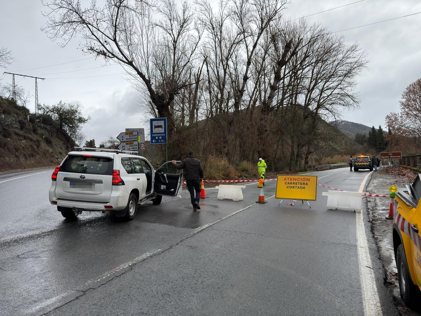 Imagen de la A-4026 cortada debido a la crecida del río Aguas Blancas