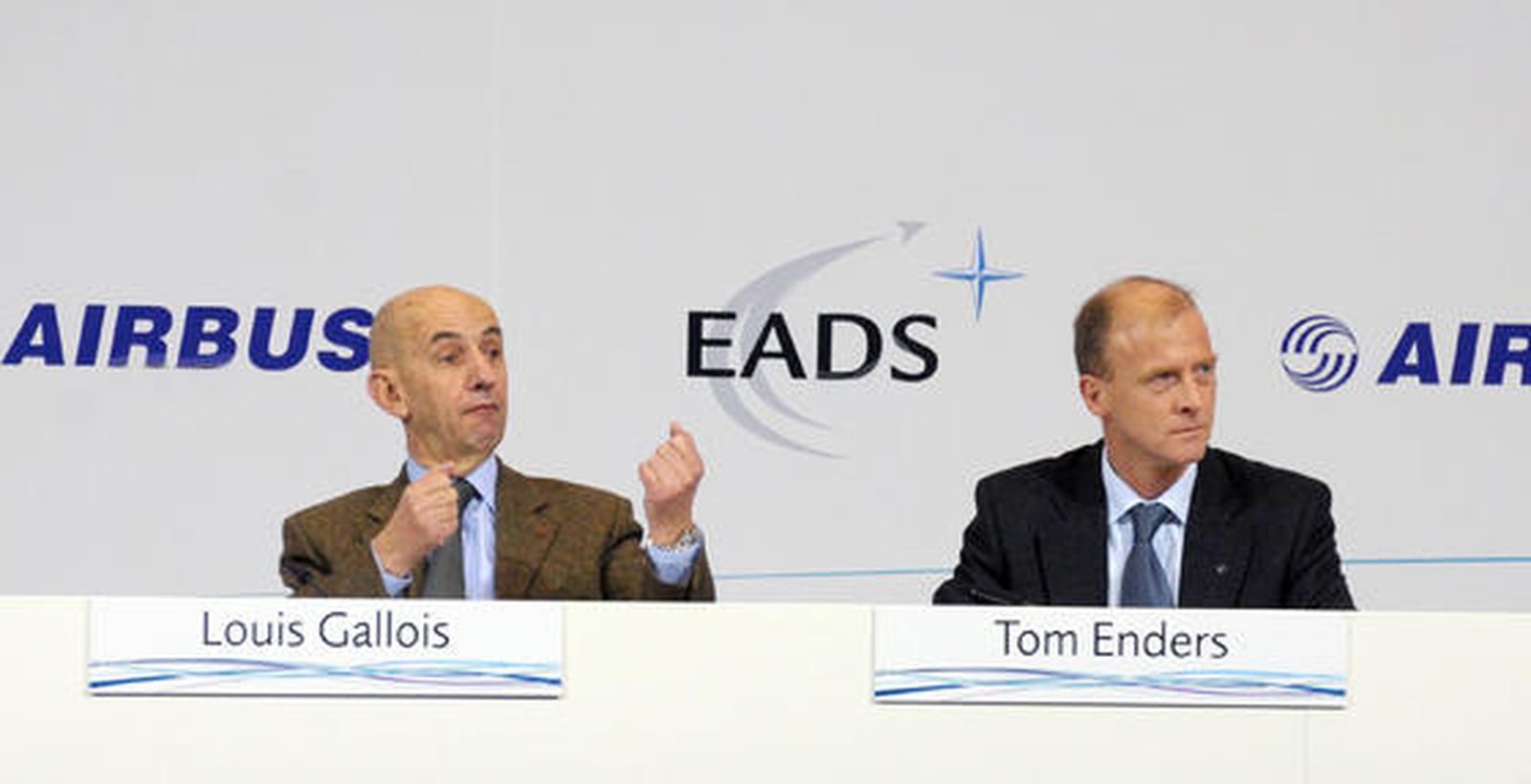 El presidente de EADS, Louis Gallois, acompañado del presidente de Airbus, Thomas Enders y el presidente de la división militar del fabricante europeo de aviones, Domingo Urena-Raso, ha fijado el 31 de enero de 2010 como fecha final para las negociaciones con los gobiernos europeos.

Foto: Agencias/ Jose Ángel García